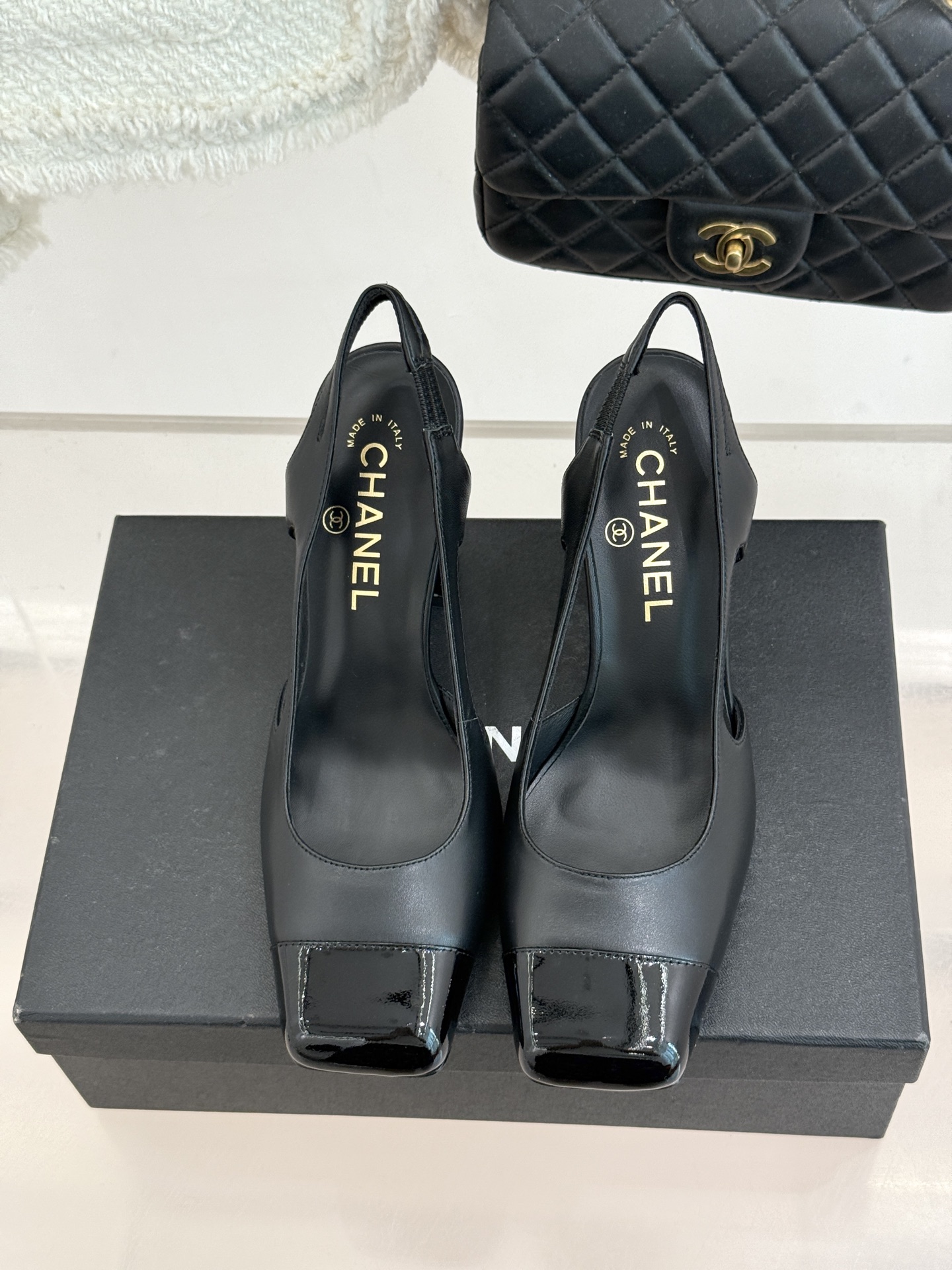 CHANE*｜小香26P新品拼色后空方头粗跟凉鞋以经典双色美学重构当代优雅。匠心拼色设计 利落方头线条利