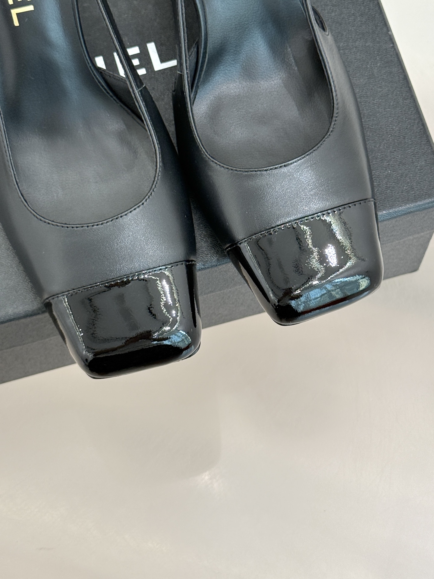 CHANE*｜小香26P新品拼色后空方头粗跟凉鞋以经典双色美学重构当代优雅。匠心拼色设计 利落方头线条利