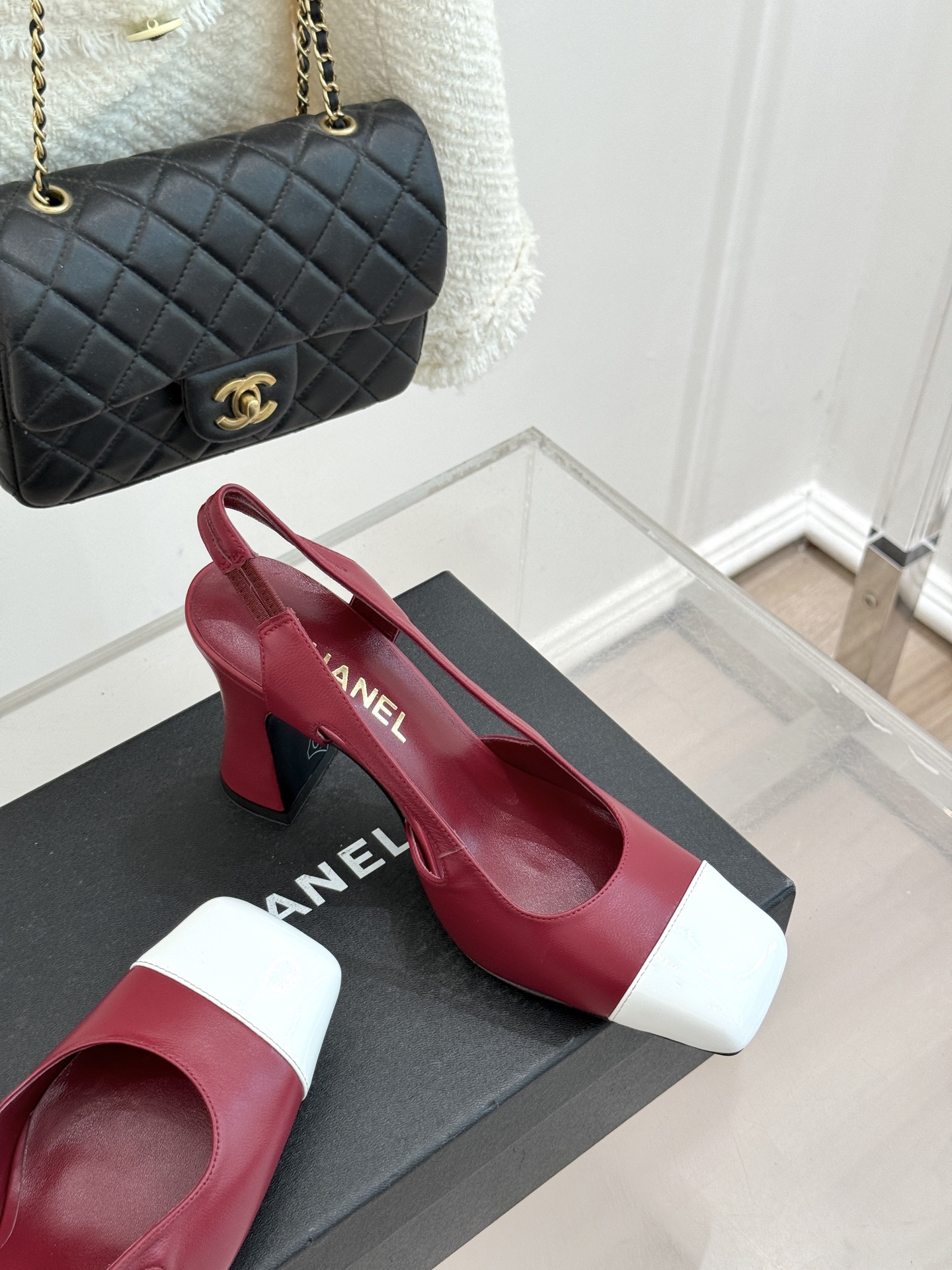 CHANE*｜小香26P新品拼色后空方头粗跟凉鞋以经典双色美学重构当代优雅。匠心拼色设计 利落方头线条利