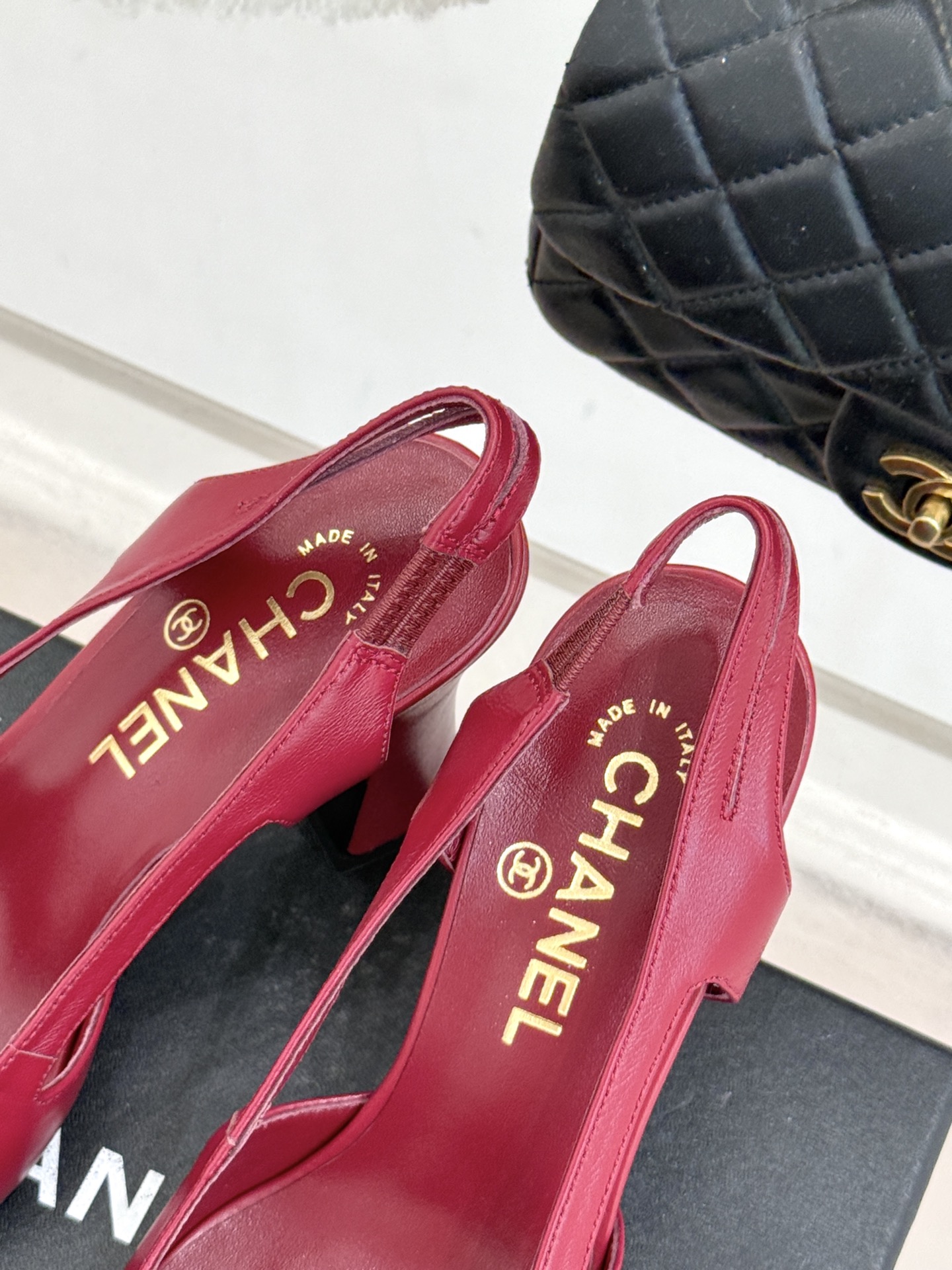 CHANE*｜小香26P新品拼色后空方头粗跟凉鞋以经典双色美学重构当代优雅。匠心拼色设计 利落方头线条利