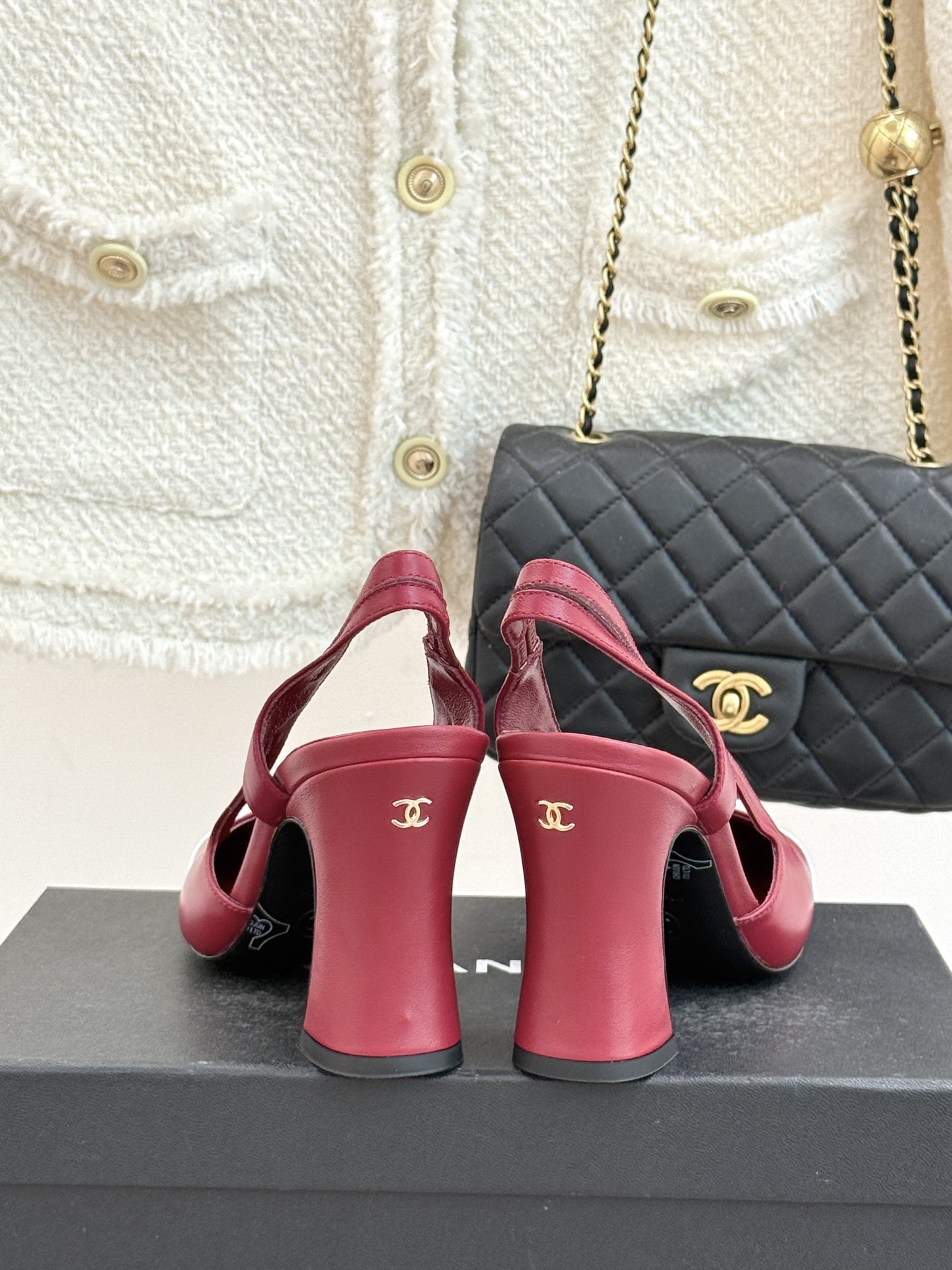 CHANE*｜小香26P新品拼色后空方头粗跟凉鞋以经典双色美学重构当代优雅。匠心拼色设计 利落方头线条利