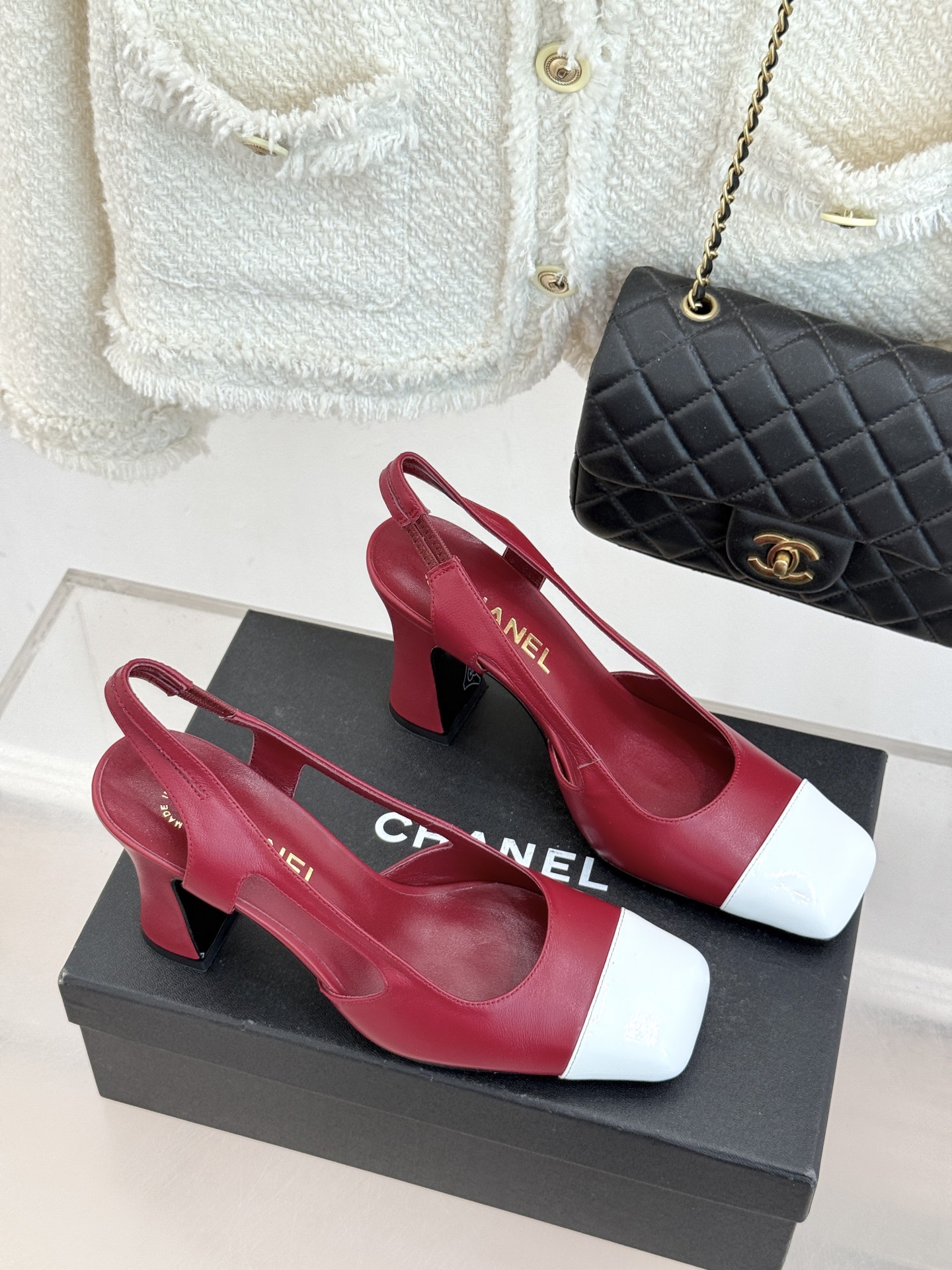 CHANE*｜小香26P新品拼色后空方头粗跟凉鞋以经典双色美学重构当代优雅。匠心拼色设计 利落方头线条利