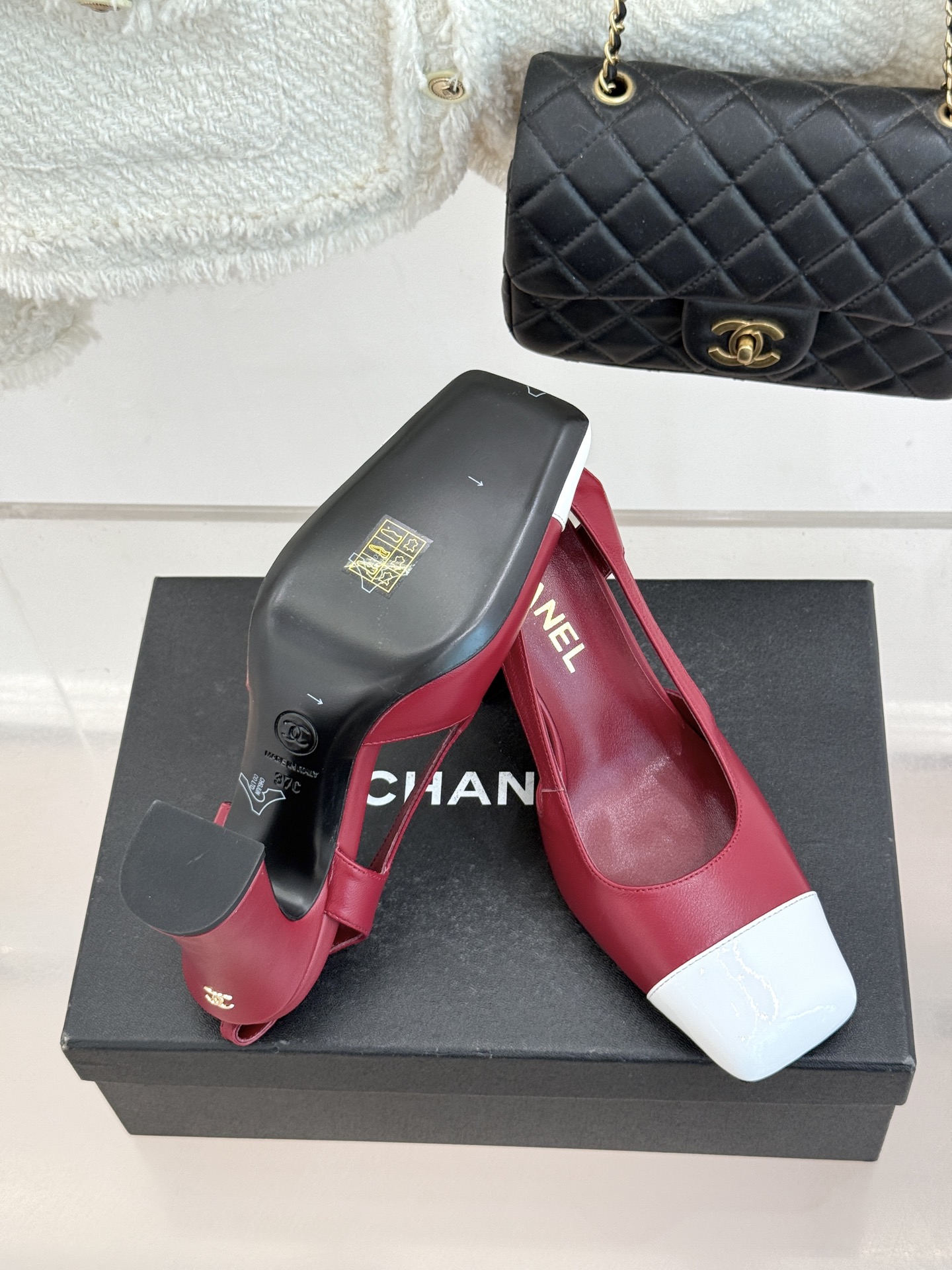 CHANE*｜小香26P新品拼色后空方头粗跟凉鞋以经典双色美学重构当代优雅。匠心拼色设计 利落方头线条利