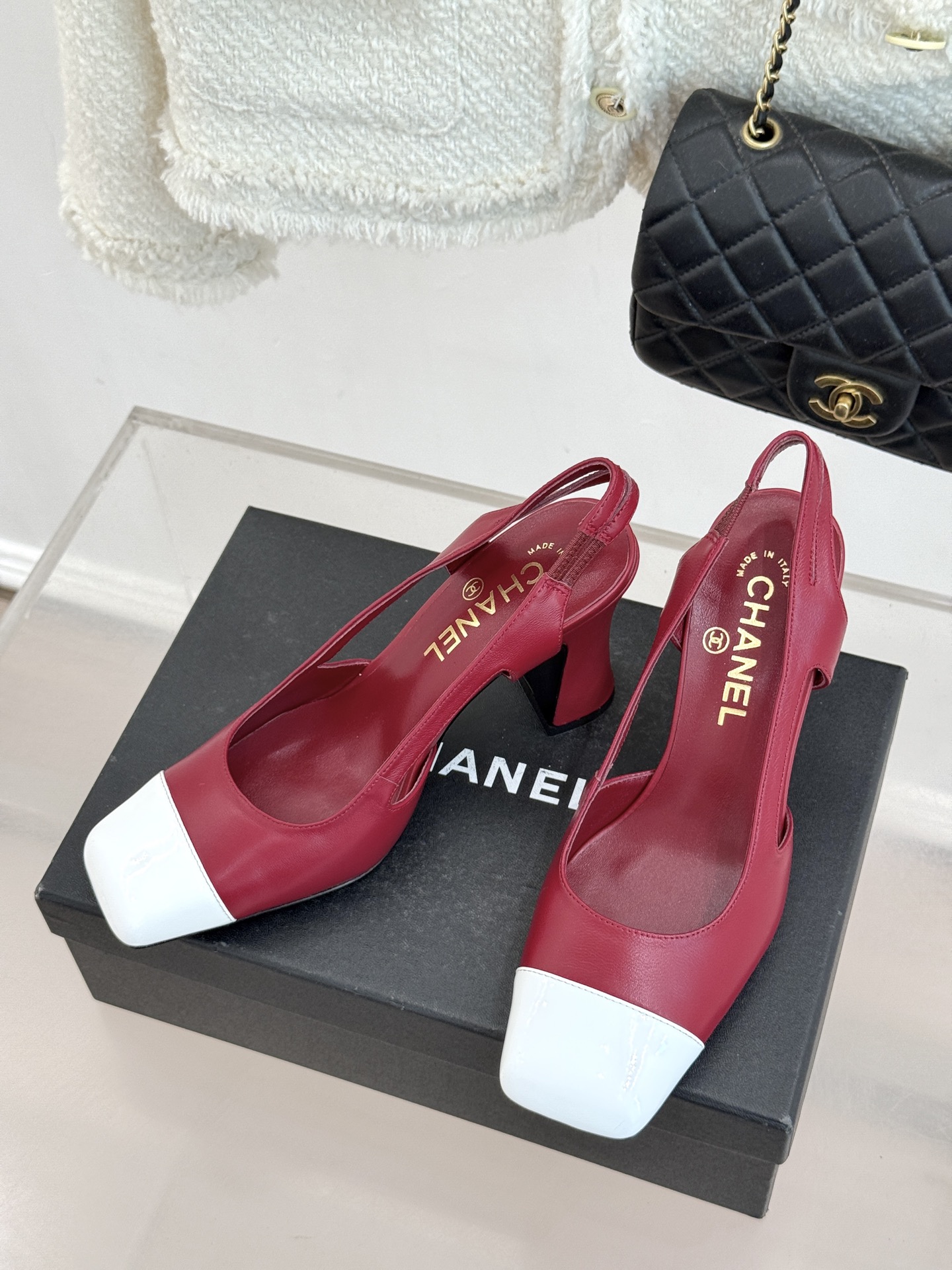 CHANE*｜小香26P新品拼色后空方头粗跟凉鞋以经典双色美学重构当代优雅。匠心拼色设计 利落方头线条利