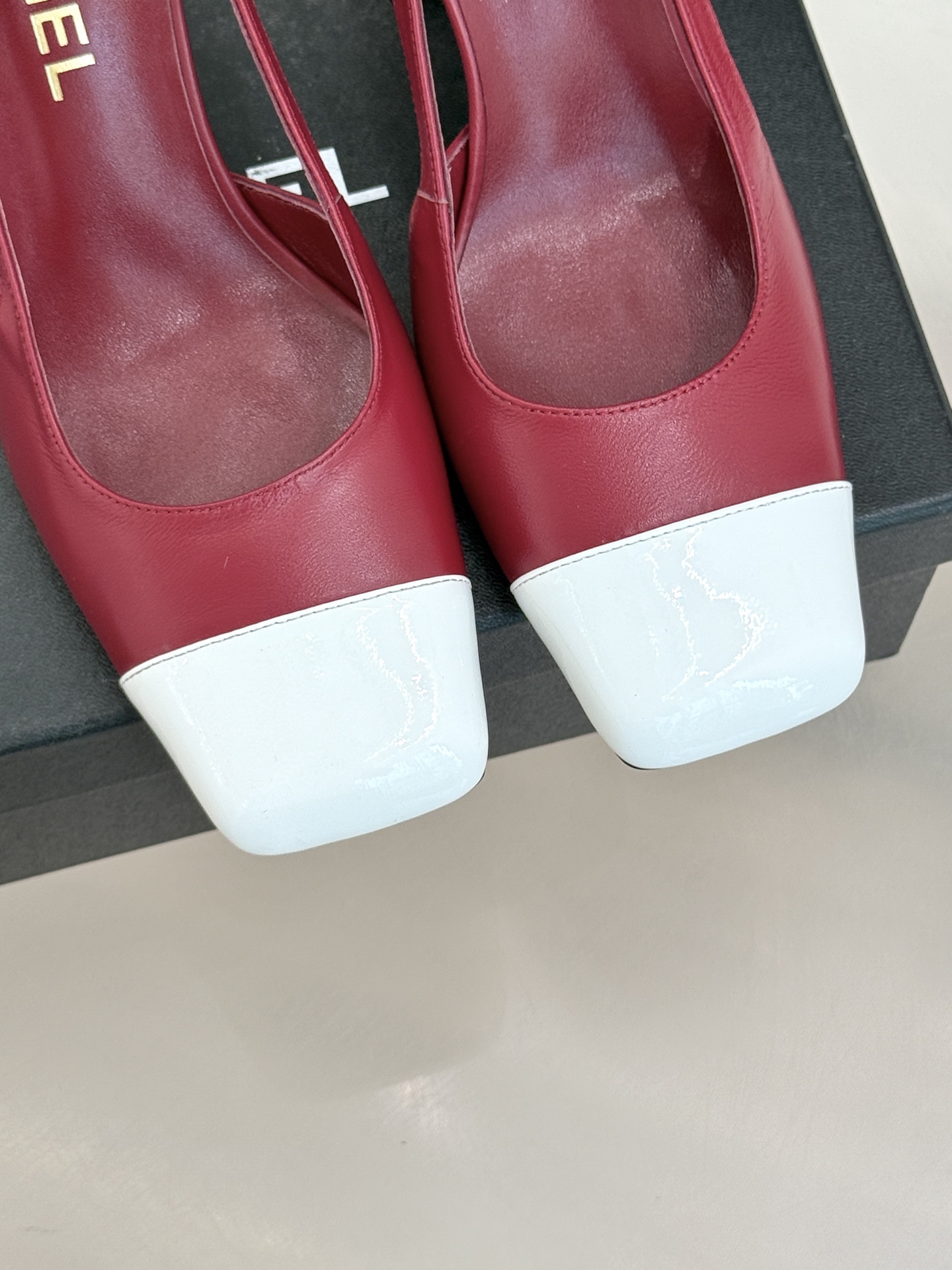 CHANE*｜小香26P新品拼色后空方头粗跟凉鞋以经典双色美学重构当代优雅。匠心拼色设计 利落方头线条利