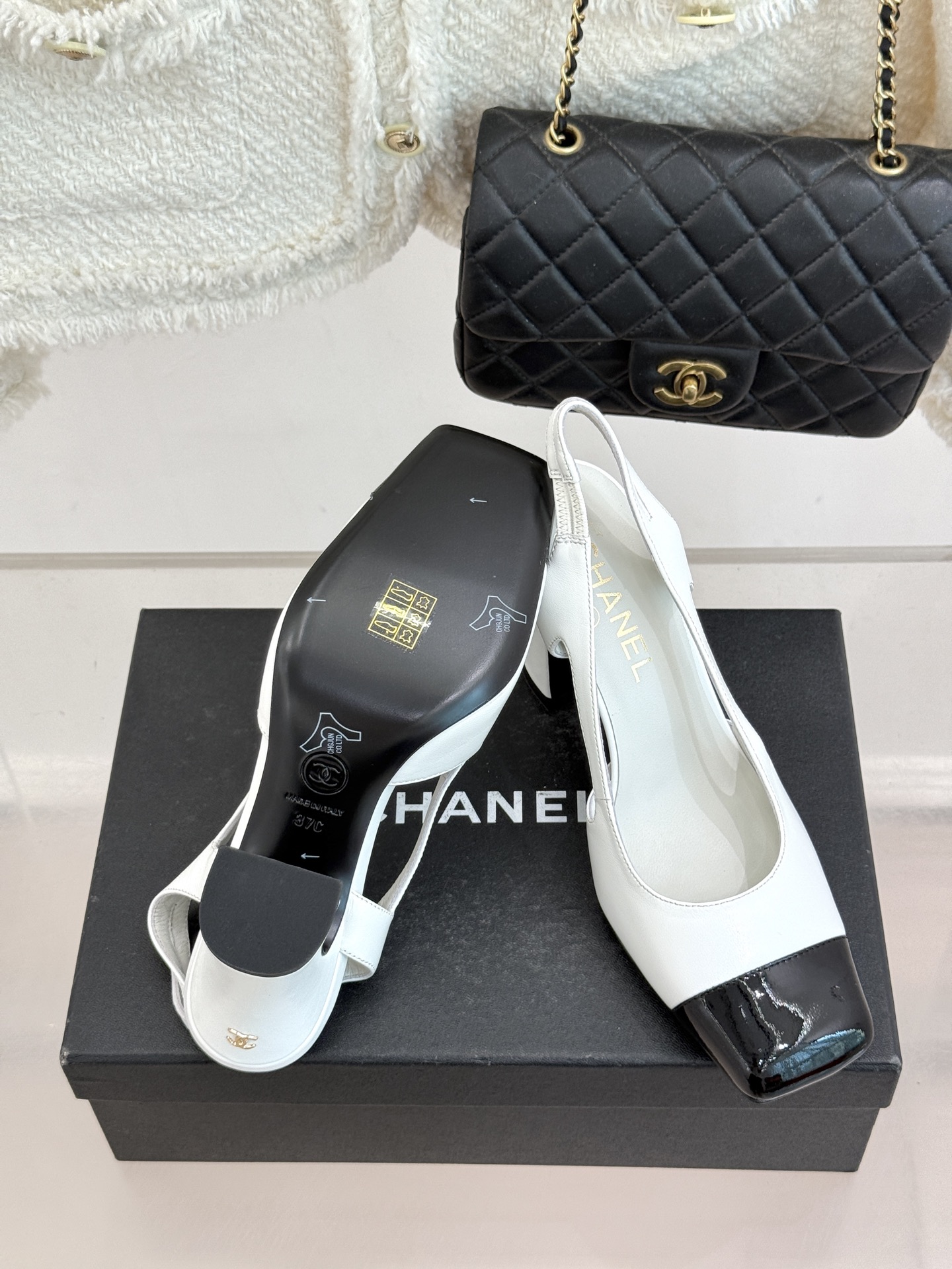 CHANE*｜小香26P新品拼色后空方头粗跟凉鞋以经典双色美学重构当代优雅。匠心拼色设计 利落方头线条利