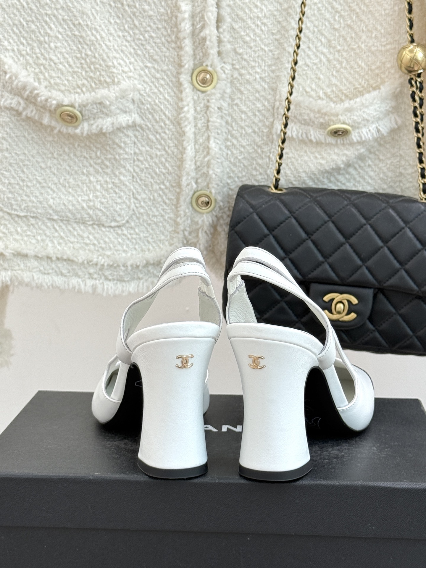 CHANE*｜小香26P新品拼色后空方头粗跟凉鞋以经典双色美学重构当代优雅。匠心拼色设计 利落方头线条利