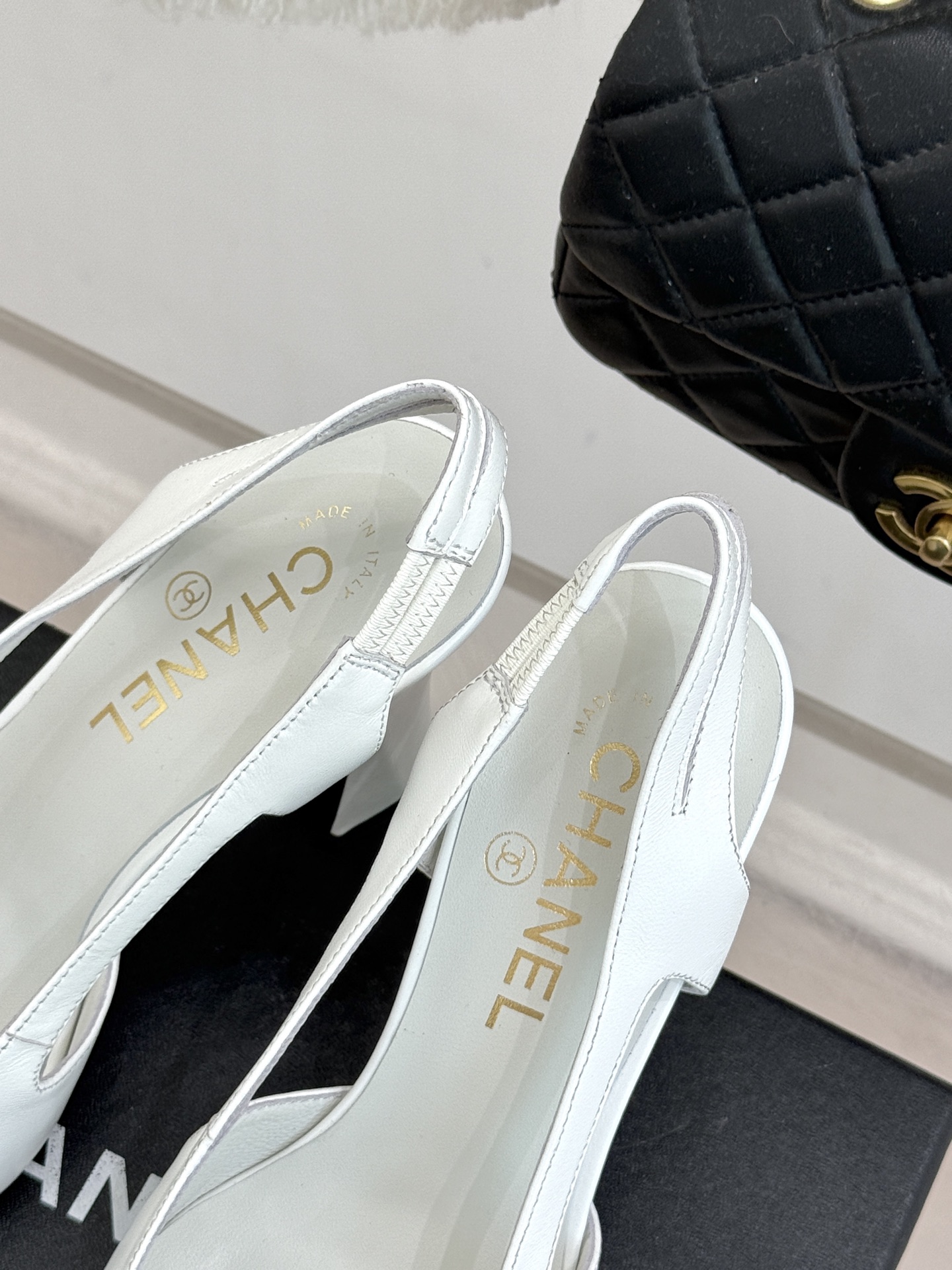 CHANE*｜小香26P新品拼色后空方头粗跟凉鞋以经典双色美学重构当代优雅。匠心拼色设计 利落方头线条利