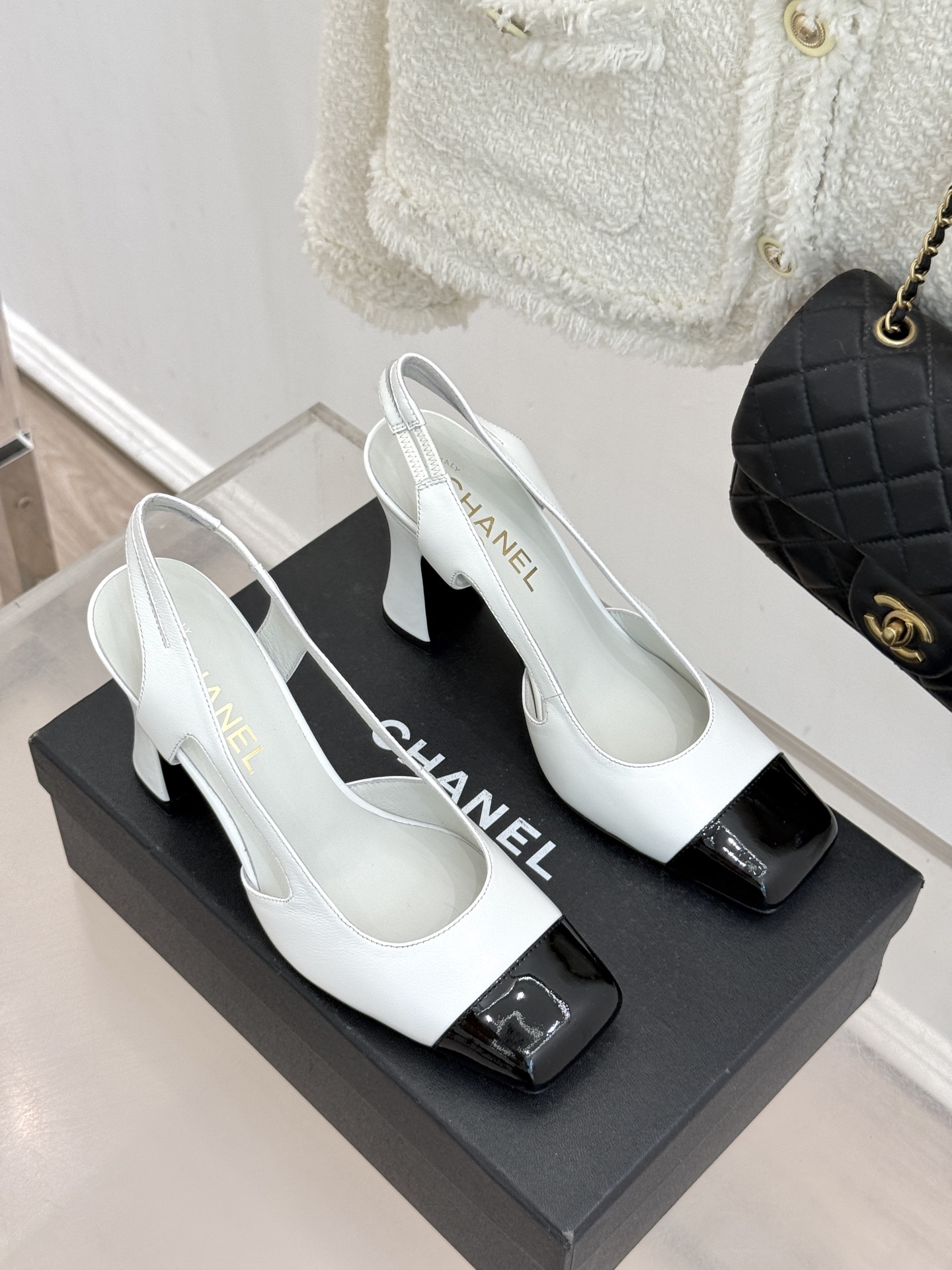 CHANE*｜小香26P新品拼色后空方头粗跟凉鞋以经典双色美学重构当代优雅。匠心拼色设计 利落方头线条利