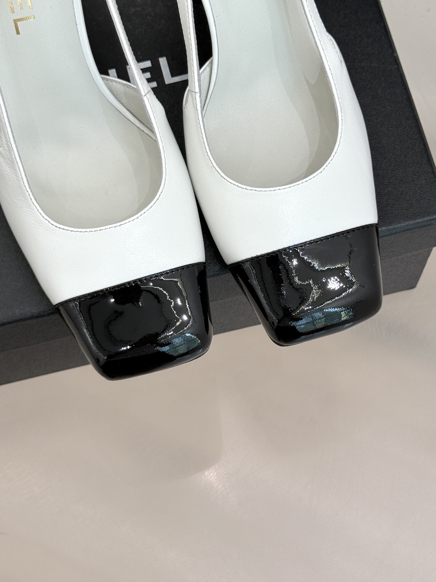 CHANE*｜小香26P新品拼色后空方头粗跟凉鞋以经典双色美学重构当代优雅。匠心拼色设计 利落方头线条利