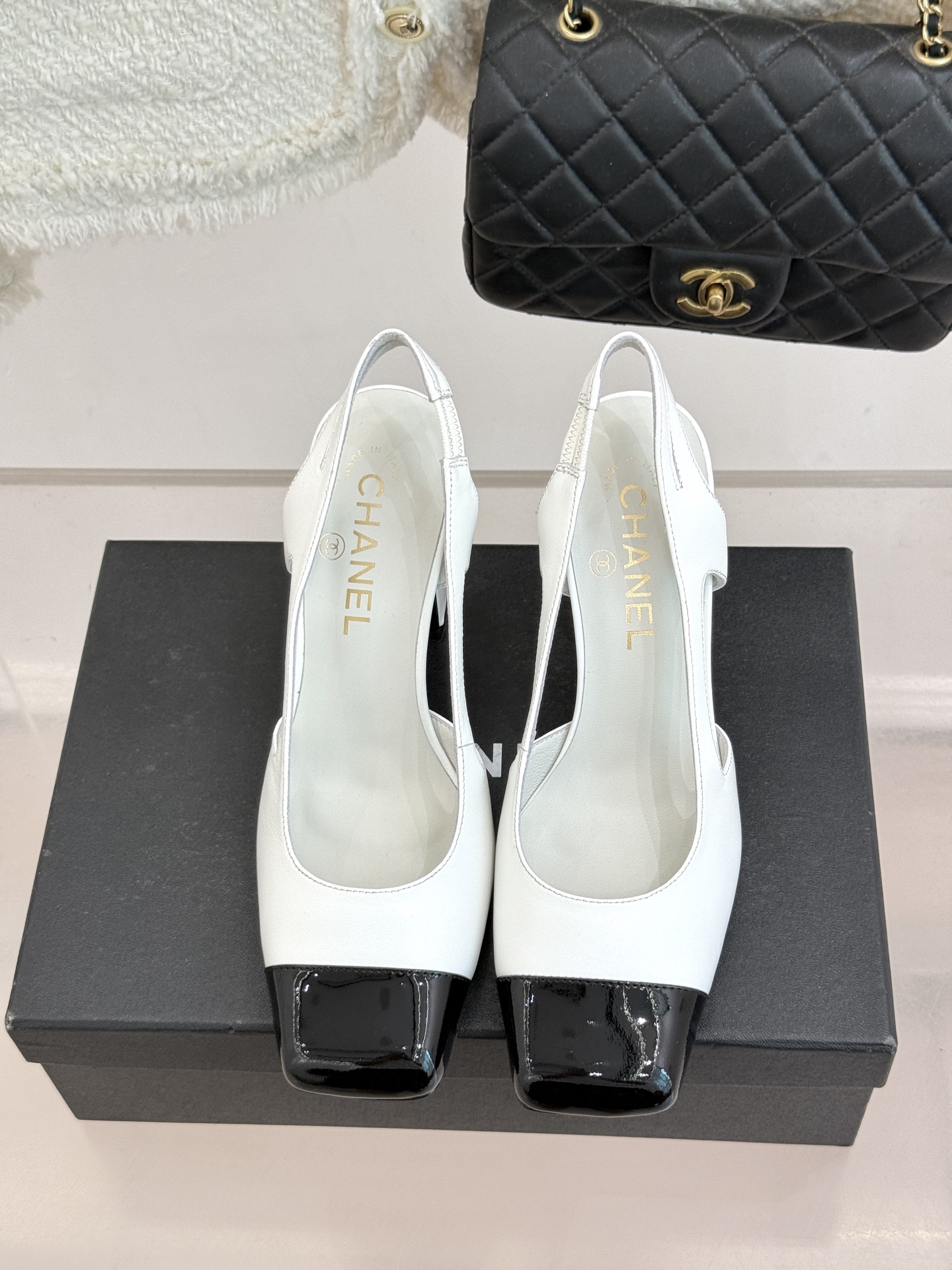 CHANE*｜小香26P新品拼色后空方头粗跟凉鞋以经典双色美学重构当代优雅。匠心拼色设计 利落方头线条利