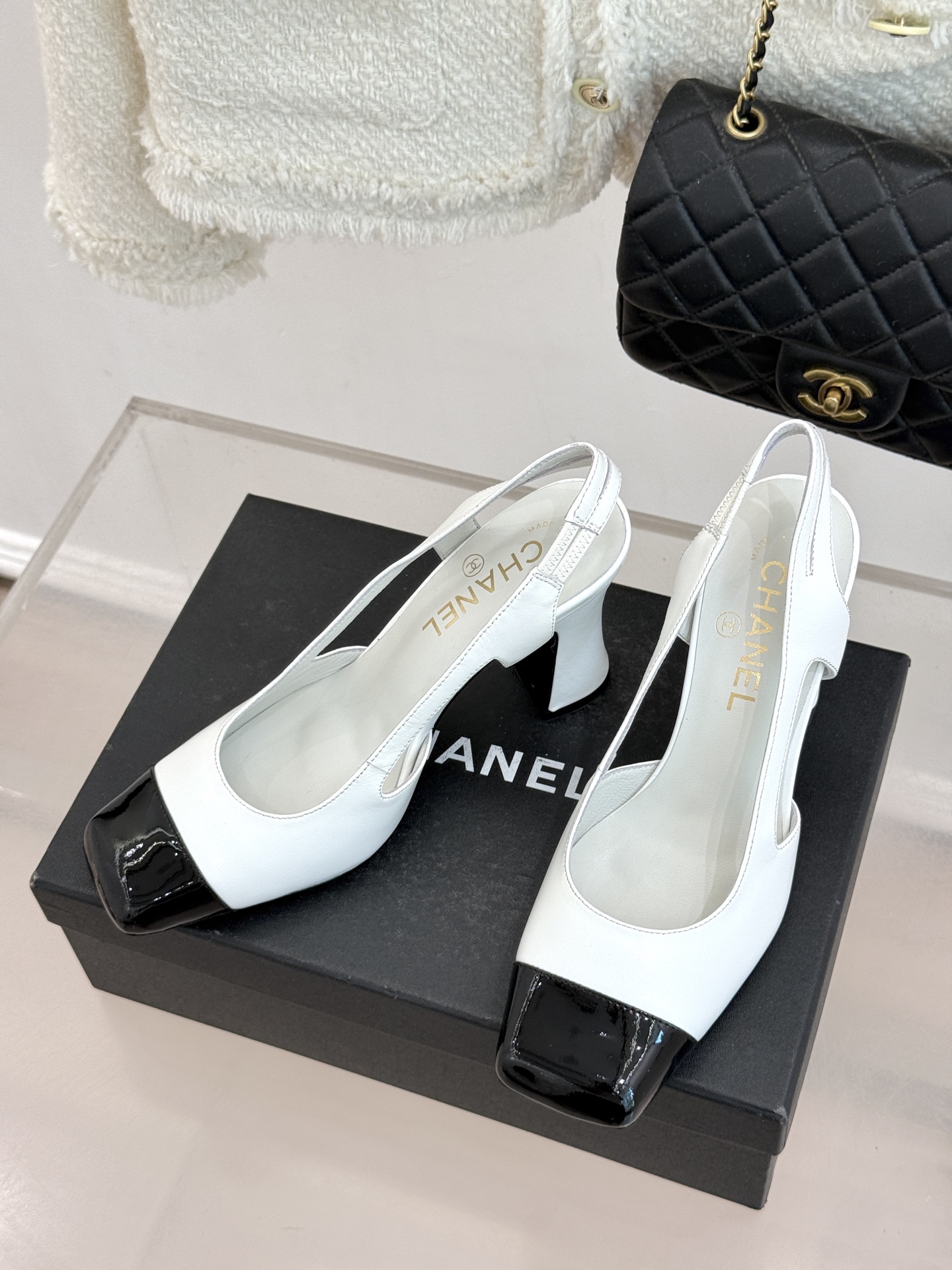 CHANE*｜小香26P新品拼色后空方头粗跟凉鞋以经典双色美学重构当代优雅。匠心拼色设计 利落方头线条利