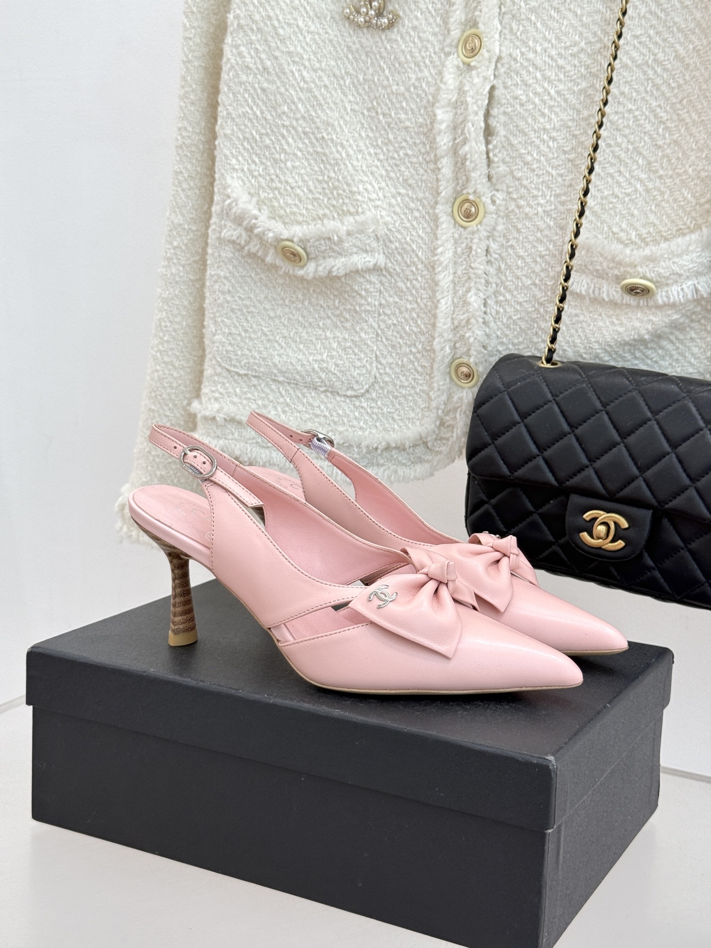 CHANE*｜小香经典中古双C蝴蝶结尖头后空高跟凉鞋这系列将经典与温柔揉进步履。细腻皮革勾勒利落鞋型标志