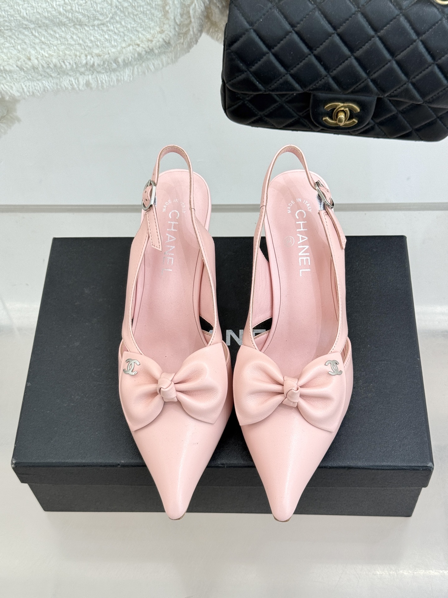 CHANE*｜小香经典中古双C蝴蝶结尖头后空高跟凉鞋这系列将经典与温柔揉进步履。细腻皮革勾勒利落鞋型标志