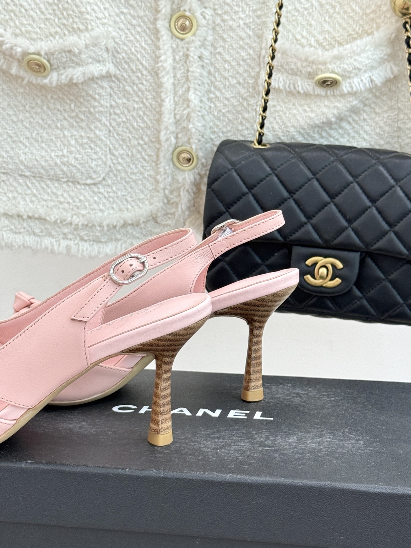 CHANE*｜小香经典中古双C蝴蝶结尖头后空高跟凉鞋这系列将经典与温柔揉进步履。细腻皮革勾勒利落鞋型标志