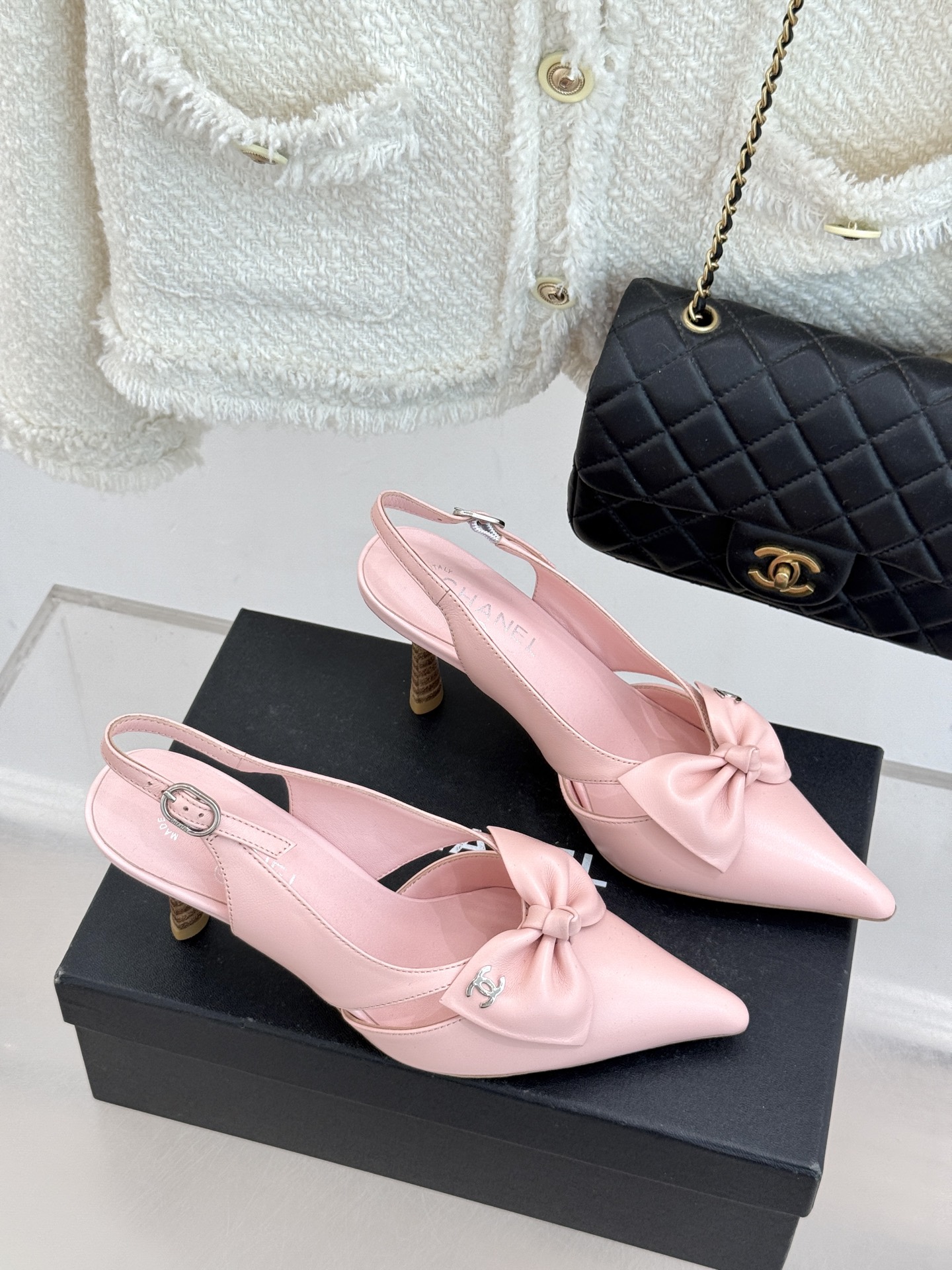 CHANE*｜小香经典中古双C蝴蝶结尖头后空高跟凉鞋这系列将经典与温柔揉进步履。细腻皮革勾勒利落鞋型标志