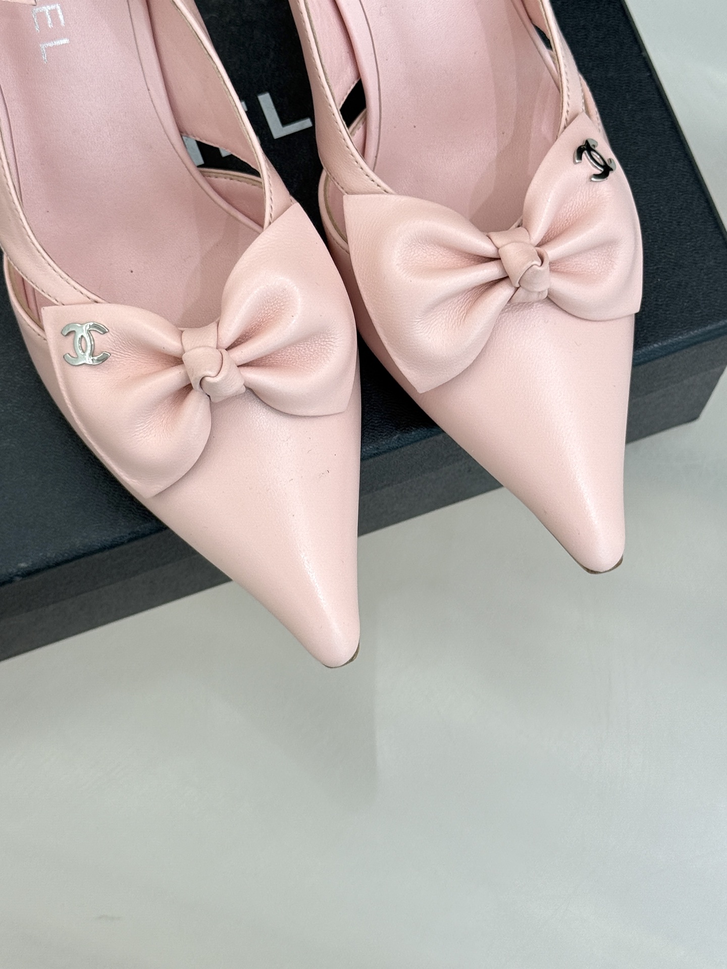 CHANE*｜小香经典中古双C蝴蝶结尖头后空高跟凉鞋这系列将经典与温柔揉进步履。细腻皮革勾勒利落鞋型标志