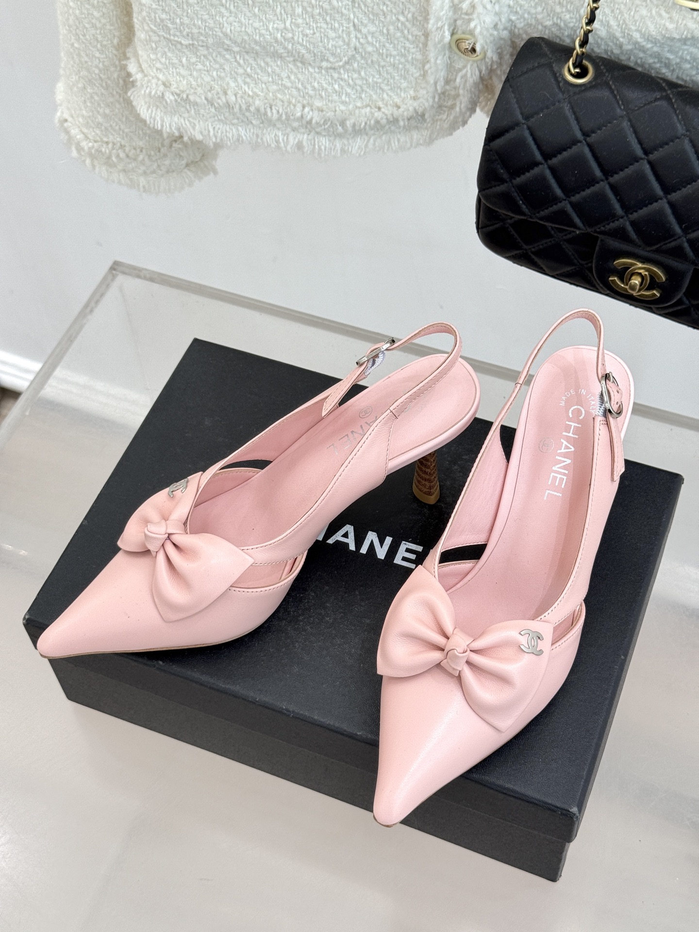 CHANE*｜小香经典中古双C蝴蝶结尖头后空高跟凉鞋这系列将经典与温柔揉进步履。细腻皮革勾勒利落鞋型标志