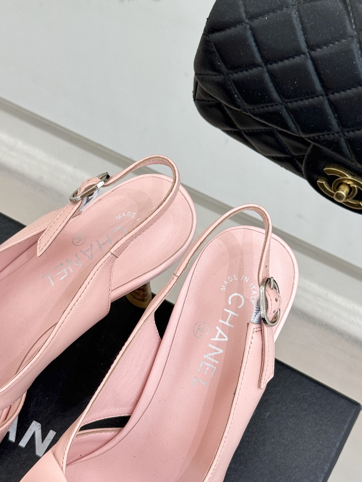 CHANE*｜小香经典中古双C蝴蝶结尖头后空高跟凉鞋这系列将经典与温柔揉进步履。细腻皮革勾勒利落鞋型标志