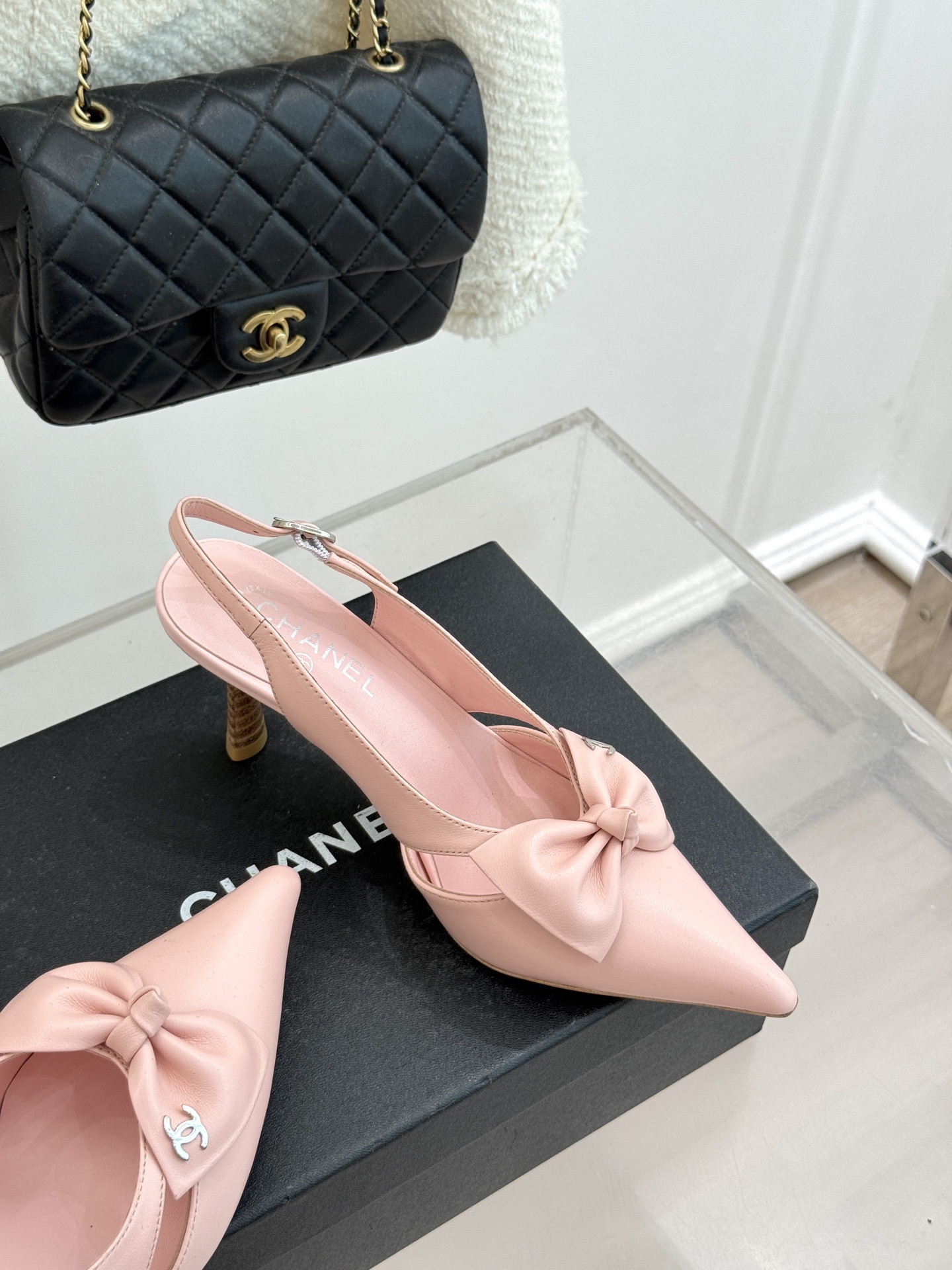 CHANE*｜小香经典中古双C蝴蝶结尖头后空高跟凉鞋这系列将经典与温柔揉进步履。细腻皮革勾勒利落鞋型标志