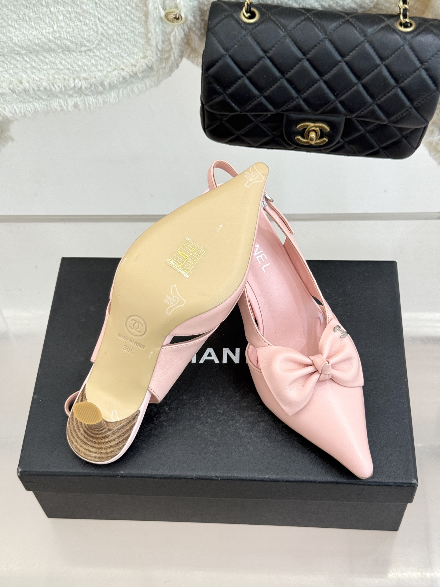 CHANE*｜小香经典中古双C蝴蝶结尖头后空高跟凉鞋这系列将经典与温柔揉进步履。细腻皮革勾勒利落鞋型标志