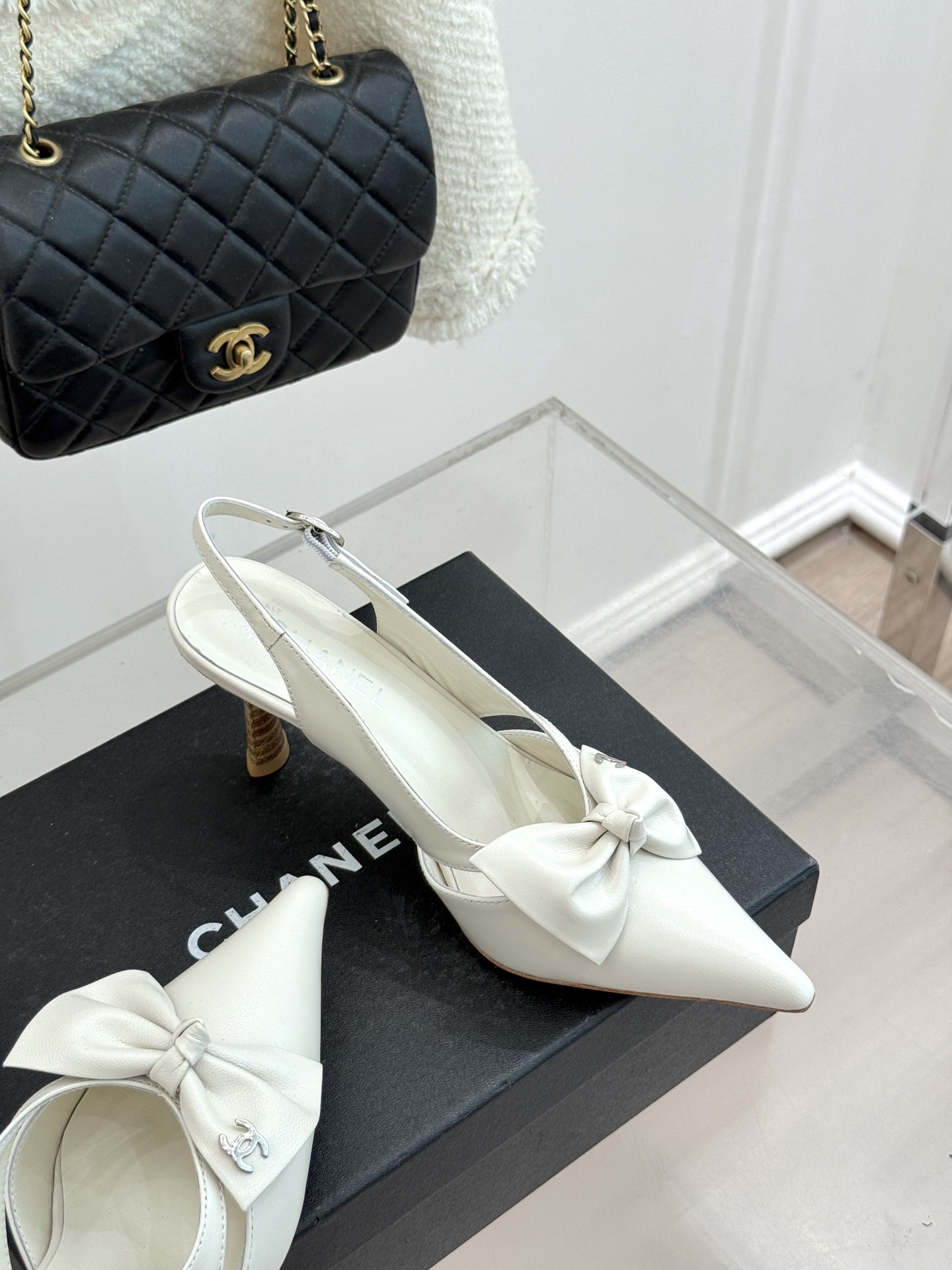 CHANE*｜小香经典中古双C蝴蝶结尖头后空高跟凉鞋这系列将经典与温柔揉进步履。细腻皮革勾勒利落鞋型标志