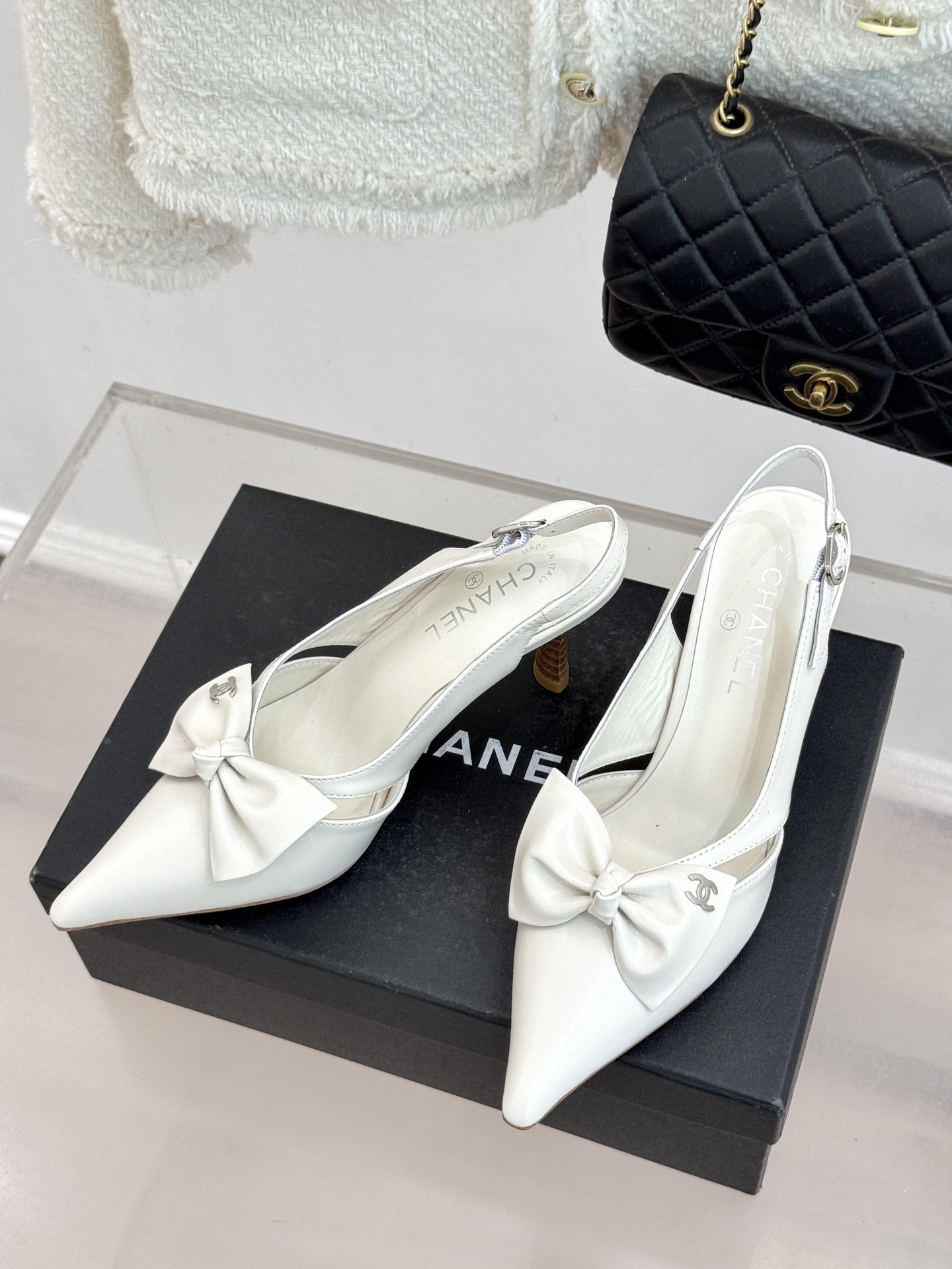 CHANE*｜小香经典中古双C蝴蝶结尖头后空高跟凉鞋这系列将经典与温柔揉进步履。细腻皮革勾勒利落鞋型标志