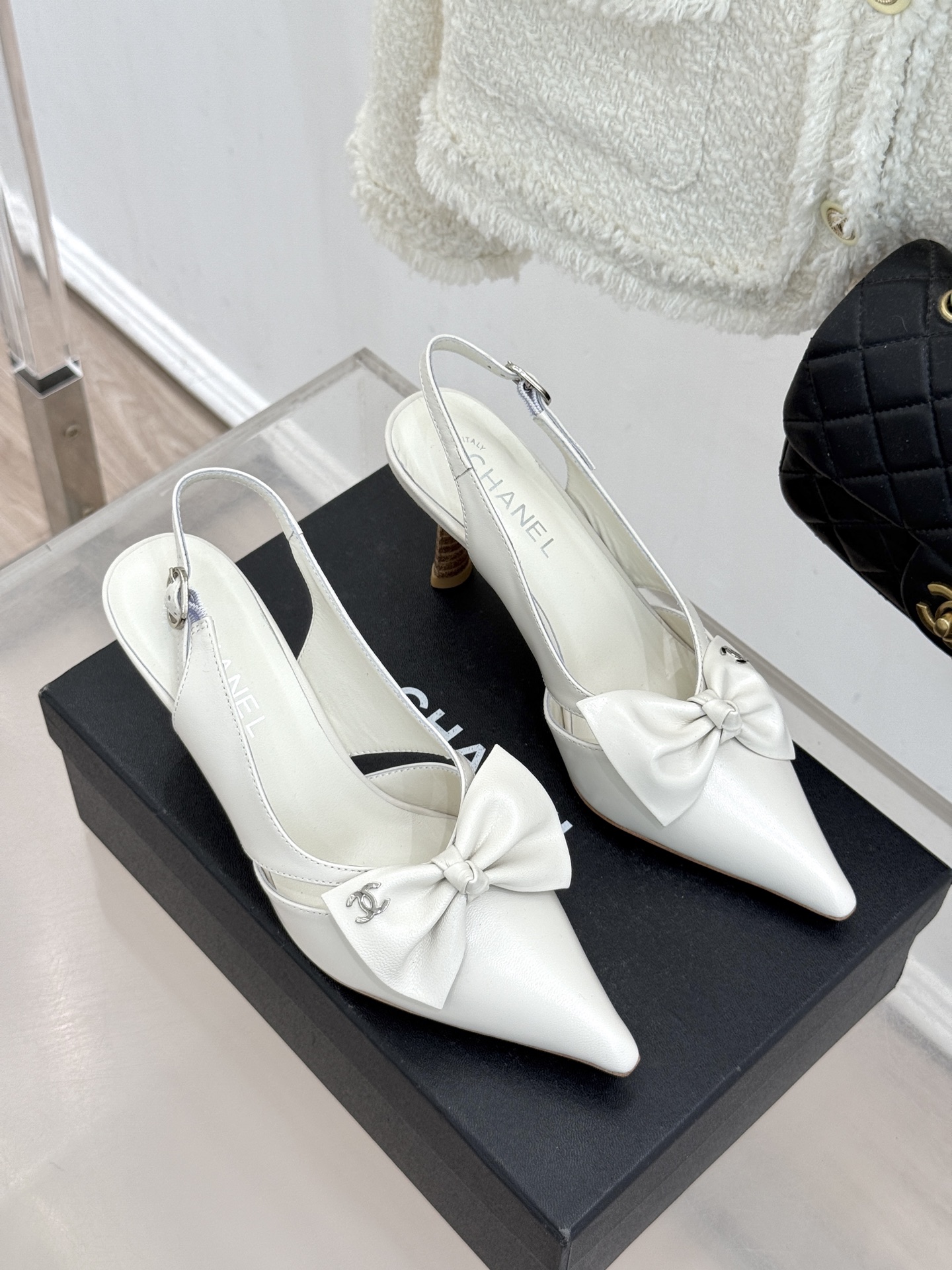 CHANE*｜小香经典中古双C蝴蝶结尖头后空高跟凉鞋这系列将经典与温柔揉进步履。细腻皮革勾勒利落鞋型标志