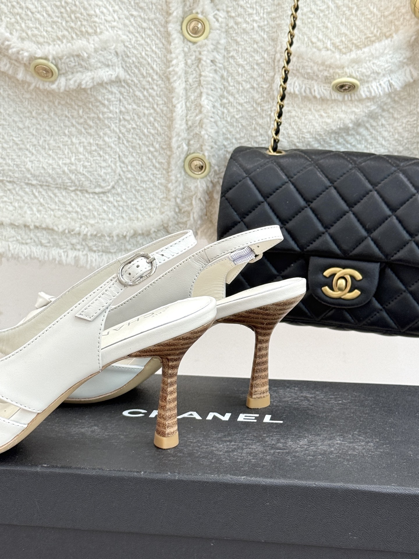 CHANE*｜小香经典中古双C蝴蝶结尖头后空高跟凉鞋这系列将经典与温柔揉进步履。细腻皮革勾勒利落鞋型标志