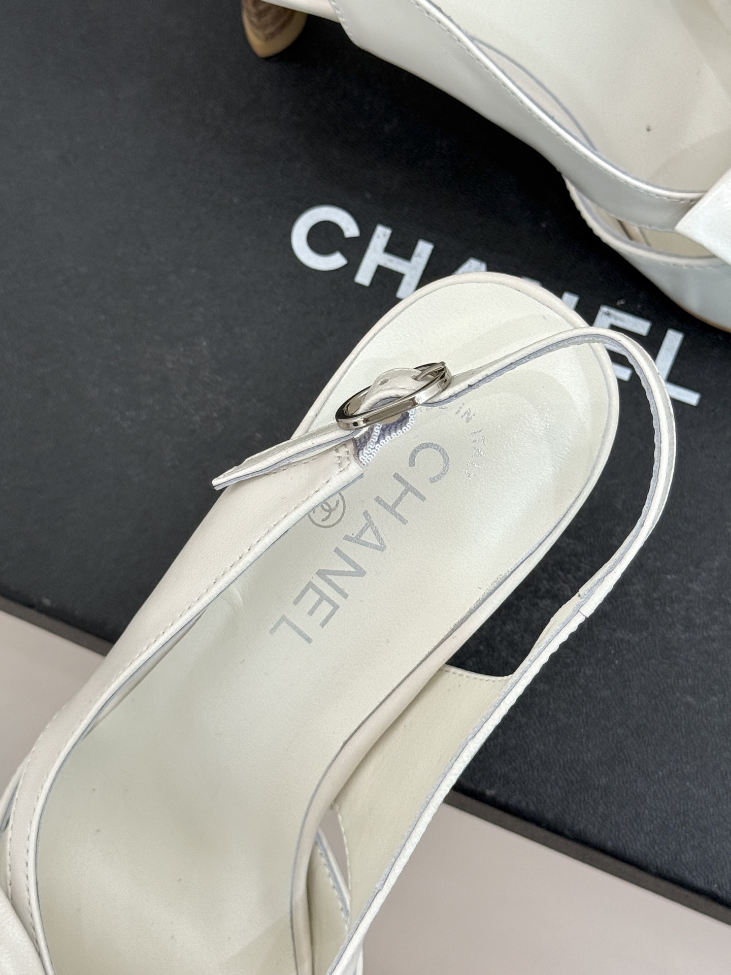 CHANE*｜小香经典中古双C蝴蝶结尖头后空高跟凉鞋这系列将经典与温柔揉进步履。细腻皮革勾勒利落鞋型标志