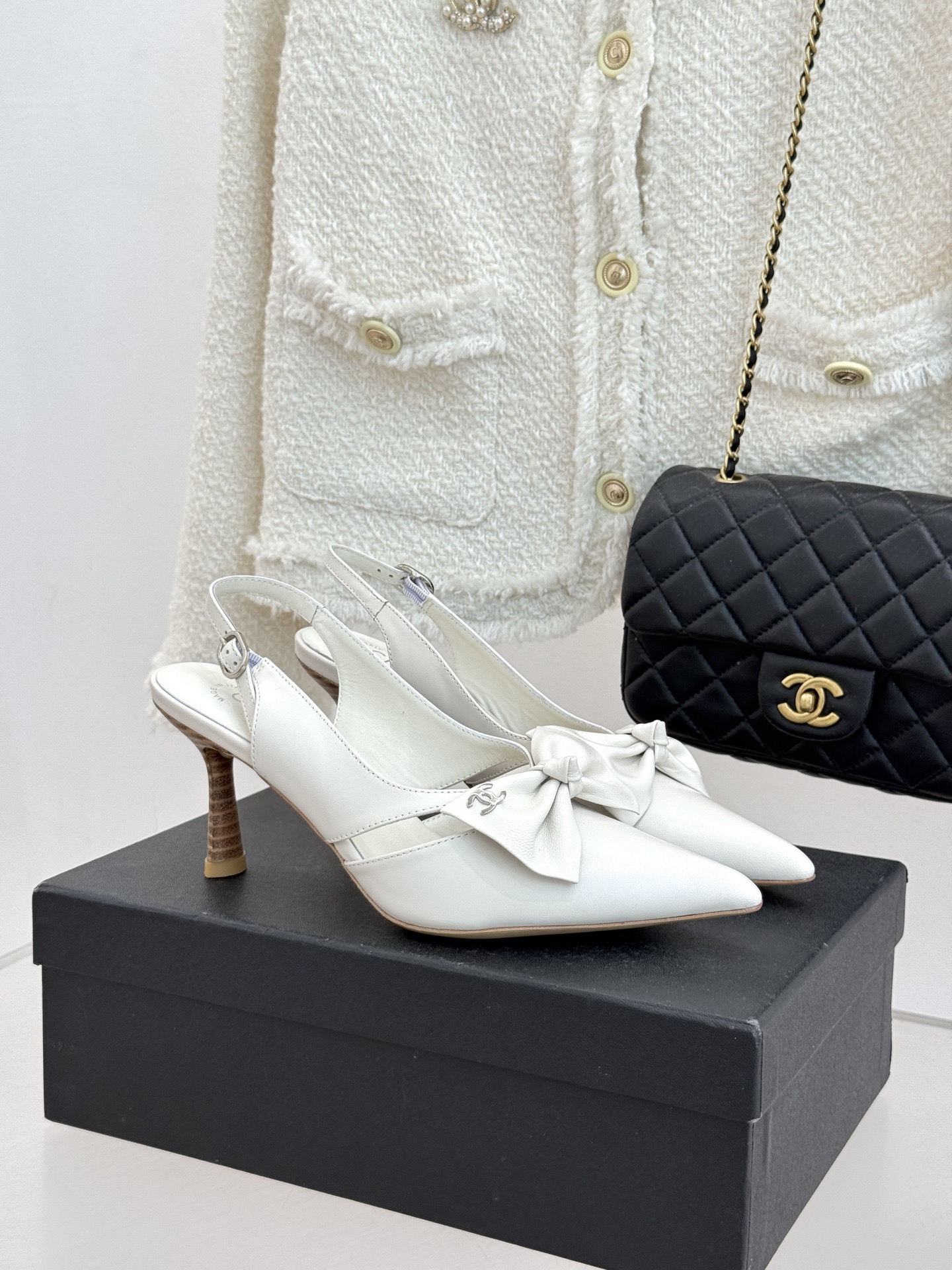 CHANE*｜小香经典中古双C蝴蝶结尖头后空高跟凉鞋这系列将经典与温柔揉进步履。细腻皮革勾勒利落鞋型标志