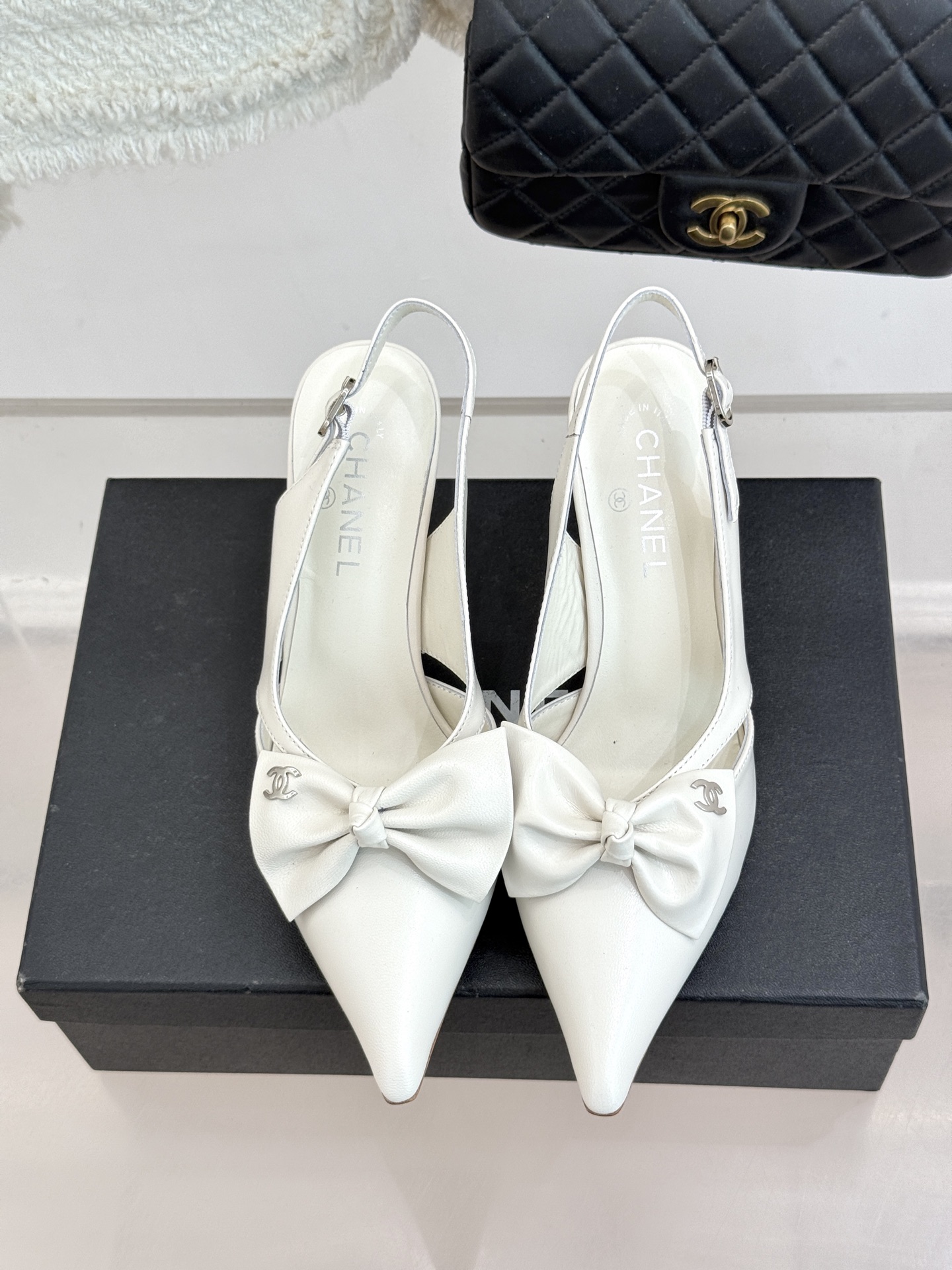 CHANE*｜小香经典中古双C蝴蝶结尖头后空高跟凉鞋这系列将经典与温柔揉进步履。细腻皮革勾勒利落鞋型标志