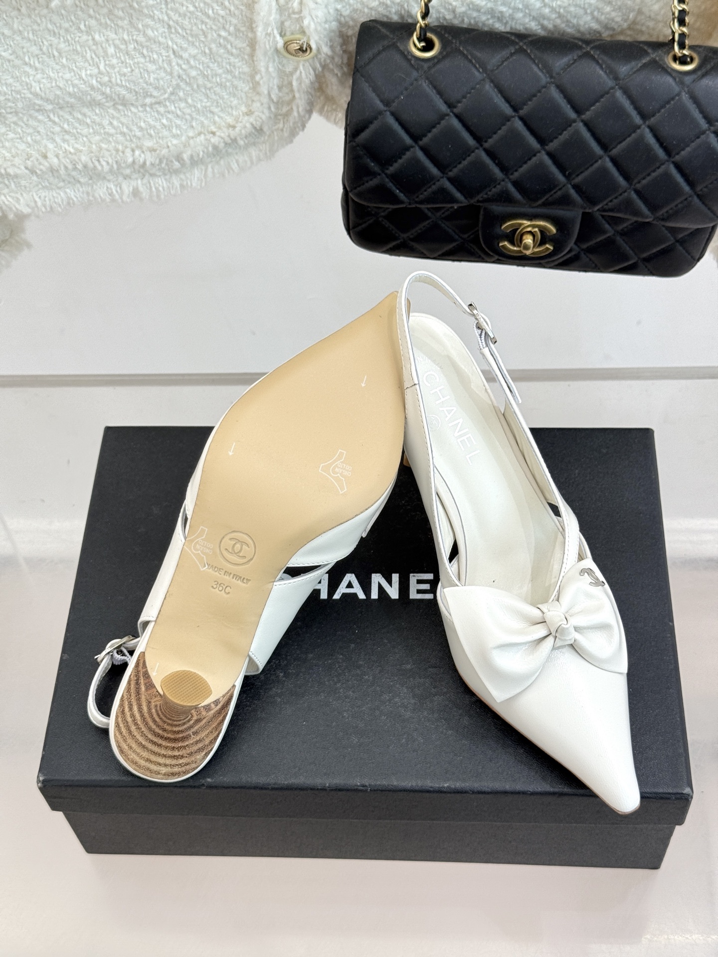 CHANE*｜小香经典中古双C蝴蝶结尖头后空高跟凉鞋这系列将经典与温柔揉进步履。细腻皮革勾勒利落鞋型标志