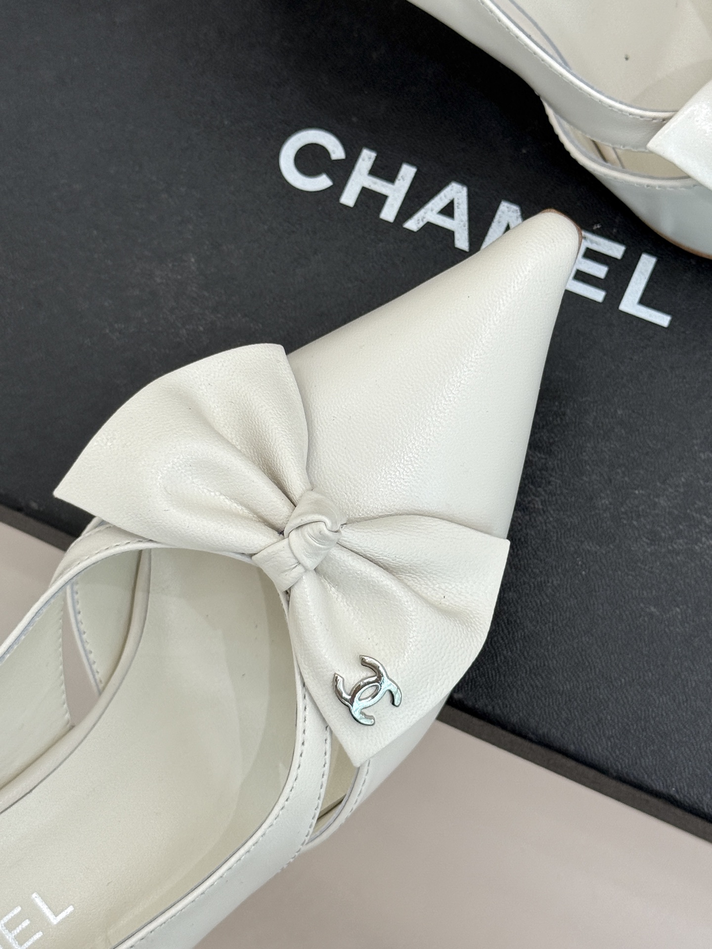 CHANE*｜小香经典中古双C蝴蝶结尖头后空高跟凉鞋这系列将经典与温柔揉进步履。细腻皮革勾勒利落鞋型标志