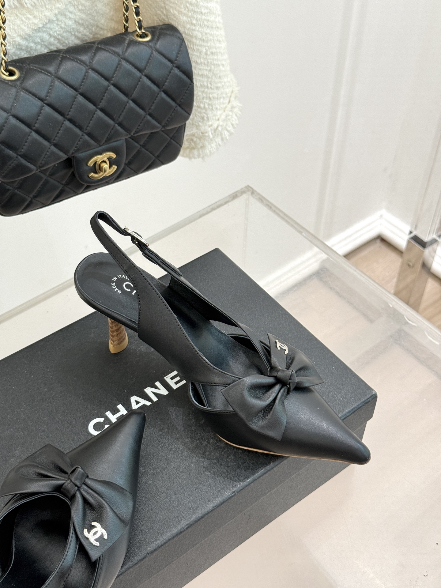 CHANE*｜小香经典中古双C蝴蝶结尖头后空高跟凉鞋这系列将经典与温柔揉进步履。细腻皮革勾勒利落鞋型标志