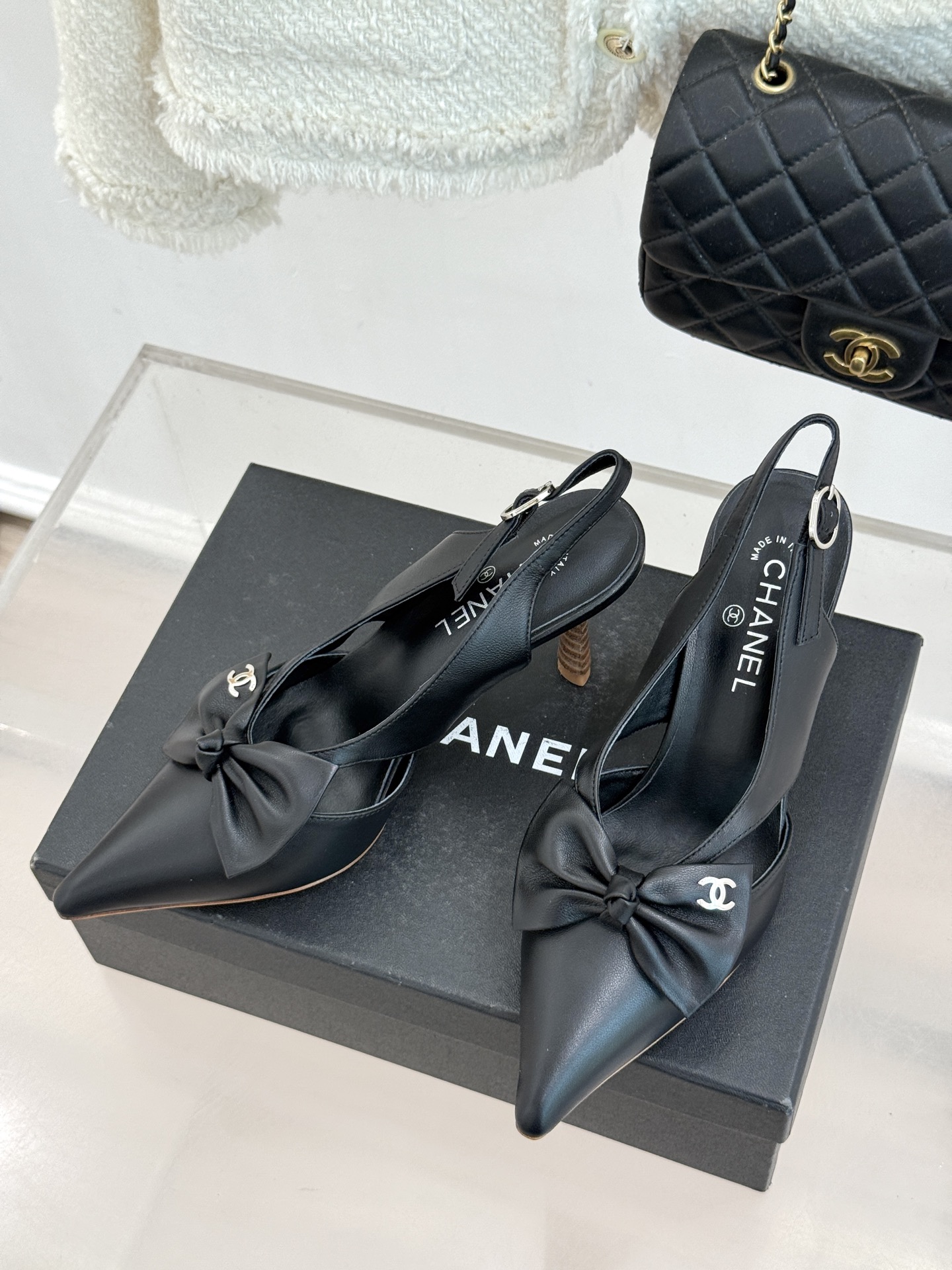 CHANE*｜小香经典中古双C蝴蝶结尖头后空高跟凉鞋这系列将经典与温柔揉进步履。细腻皮革勾勒利落鞋型标志