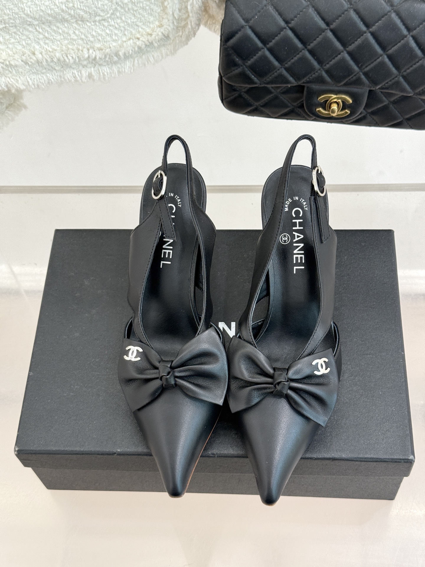 CHANE*｜小香经典中古双C蝴蝶结尖头后空高跟凉鞋这系列将经典与温柔揉进步履。细腻皮革勾勒利落鞋型标志