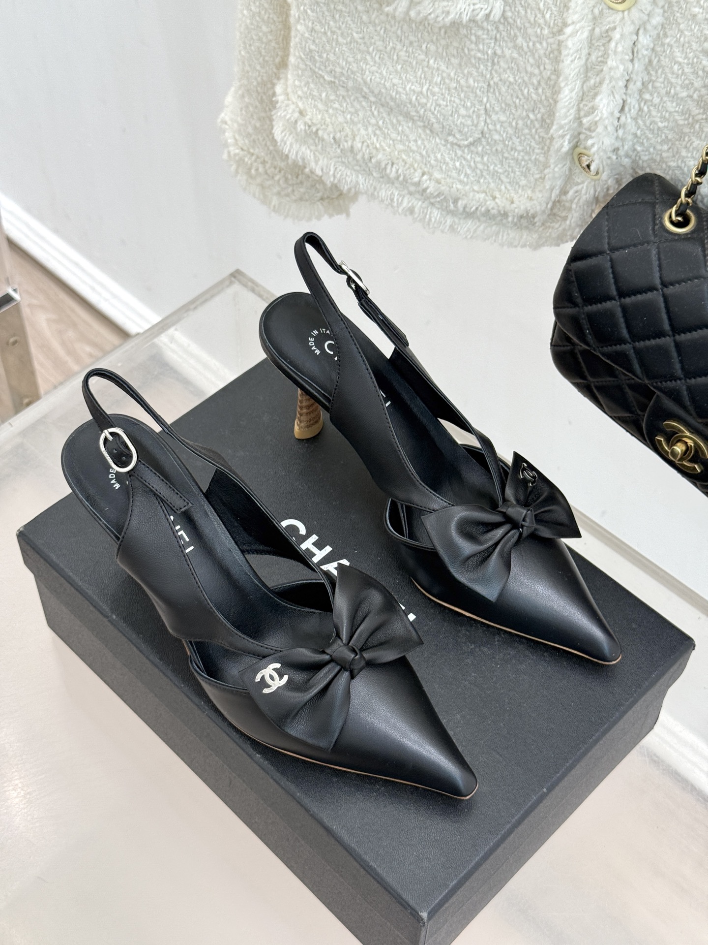 CHANE*｜小香经典中古双C蝴蝶结尖头后空高跟凉鞋这系列将经典与温柔揉进步履。细腻皮革勾勒利落鞋型标志