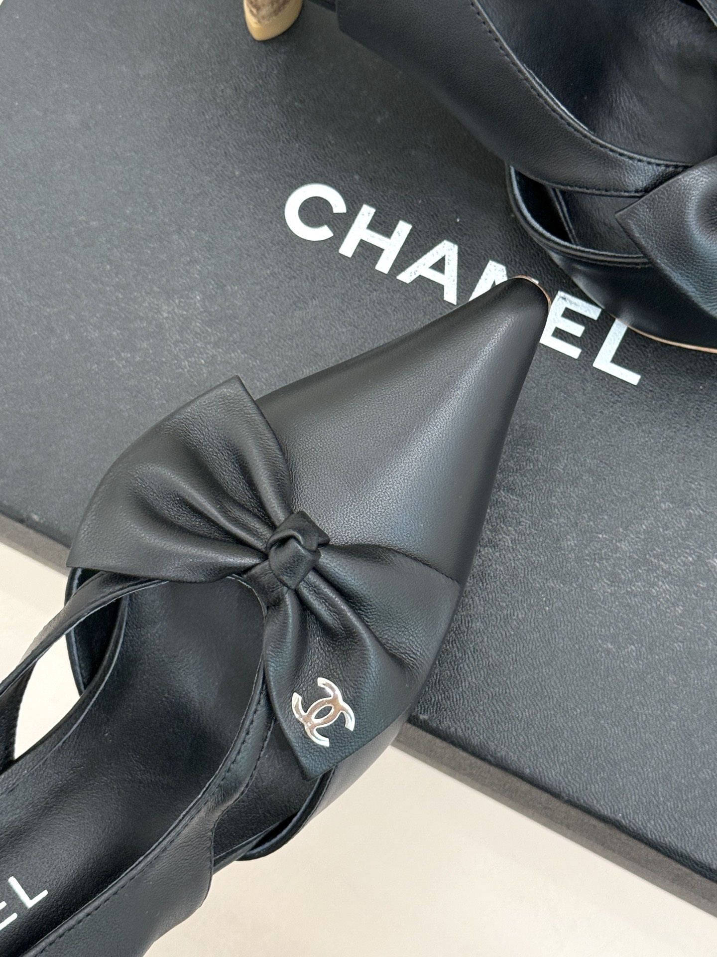 CHANE*｜小香经典中古双C蝴蝶结尖头后空高跟凉鞋这系列将经典与温柔揉进步履。细腻皮革勾勒利落鞋型标志