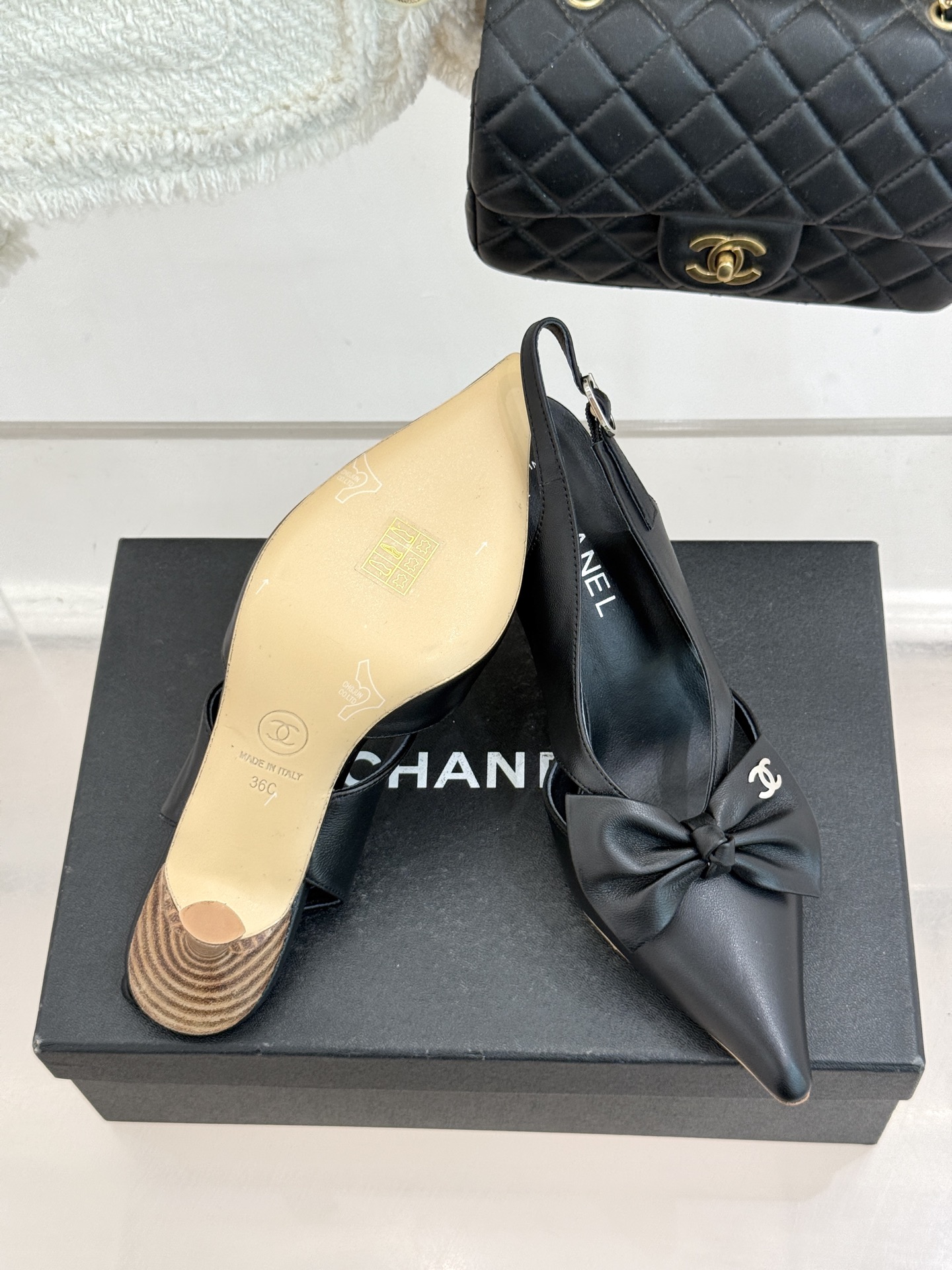 CHANE*｜小香经典中古双C蝴蝶结尖头后空高跟凉鞋这系列将经典与温柔揉进步履。细腻皮革勾勒利落鞋型标志