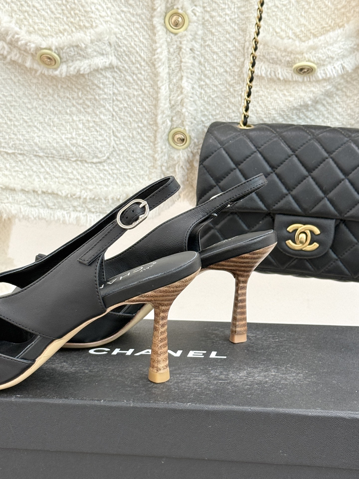 CHANE*｜小香经典中古双C蝴蝶结尖头后空高跟凉鞋这系列将经典与温柔揉进步履。细腻皮革勾勒利落鞋型标志