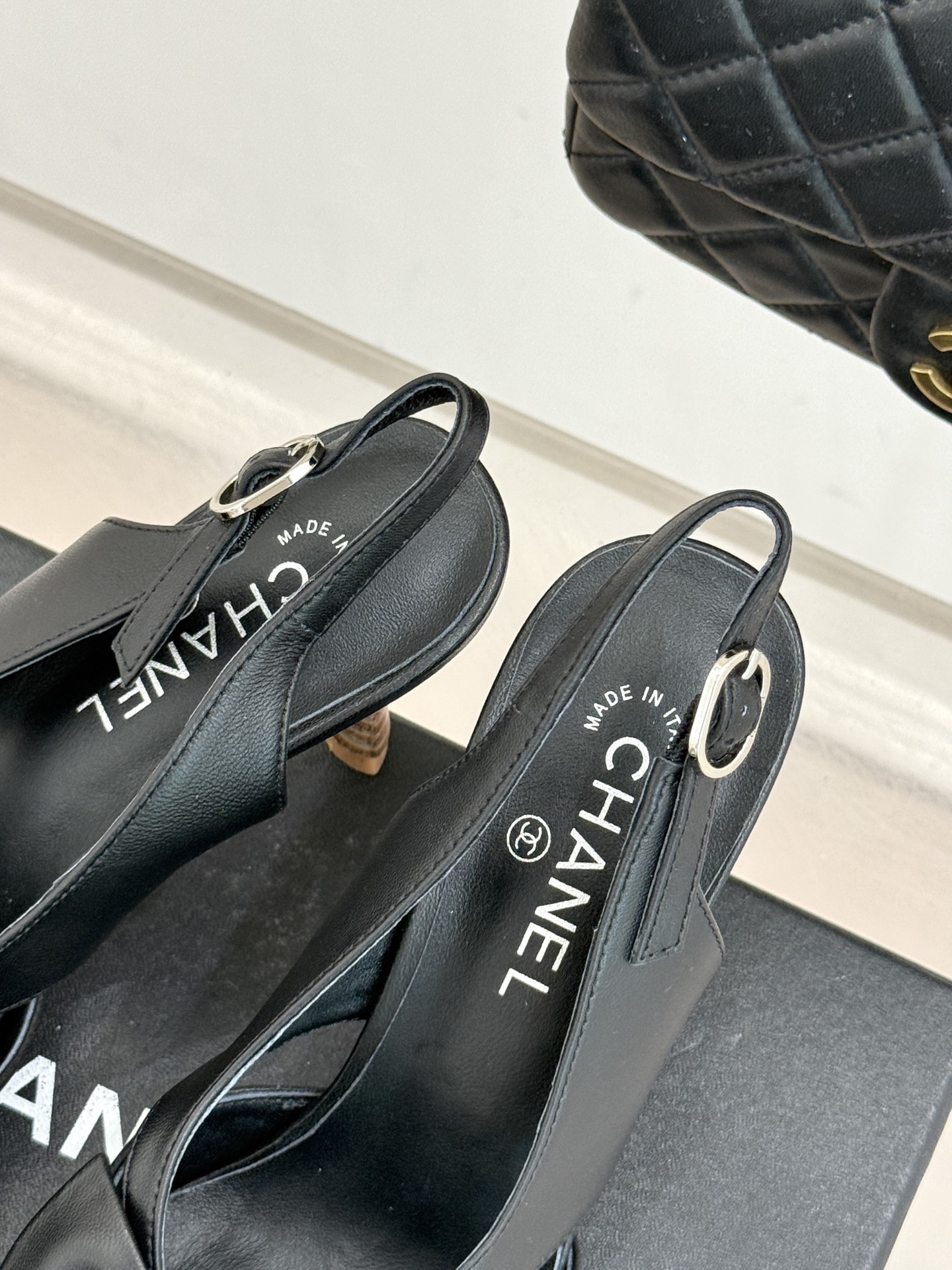 CHANE*｜小香经典中古双C蝴蝶结尖头后空高跟凉鞋这系列将经典与温柔揉进步履。细腻皮革勾勒利落鞋型标志