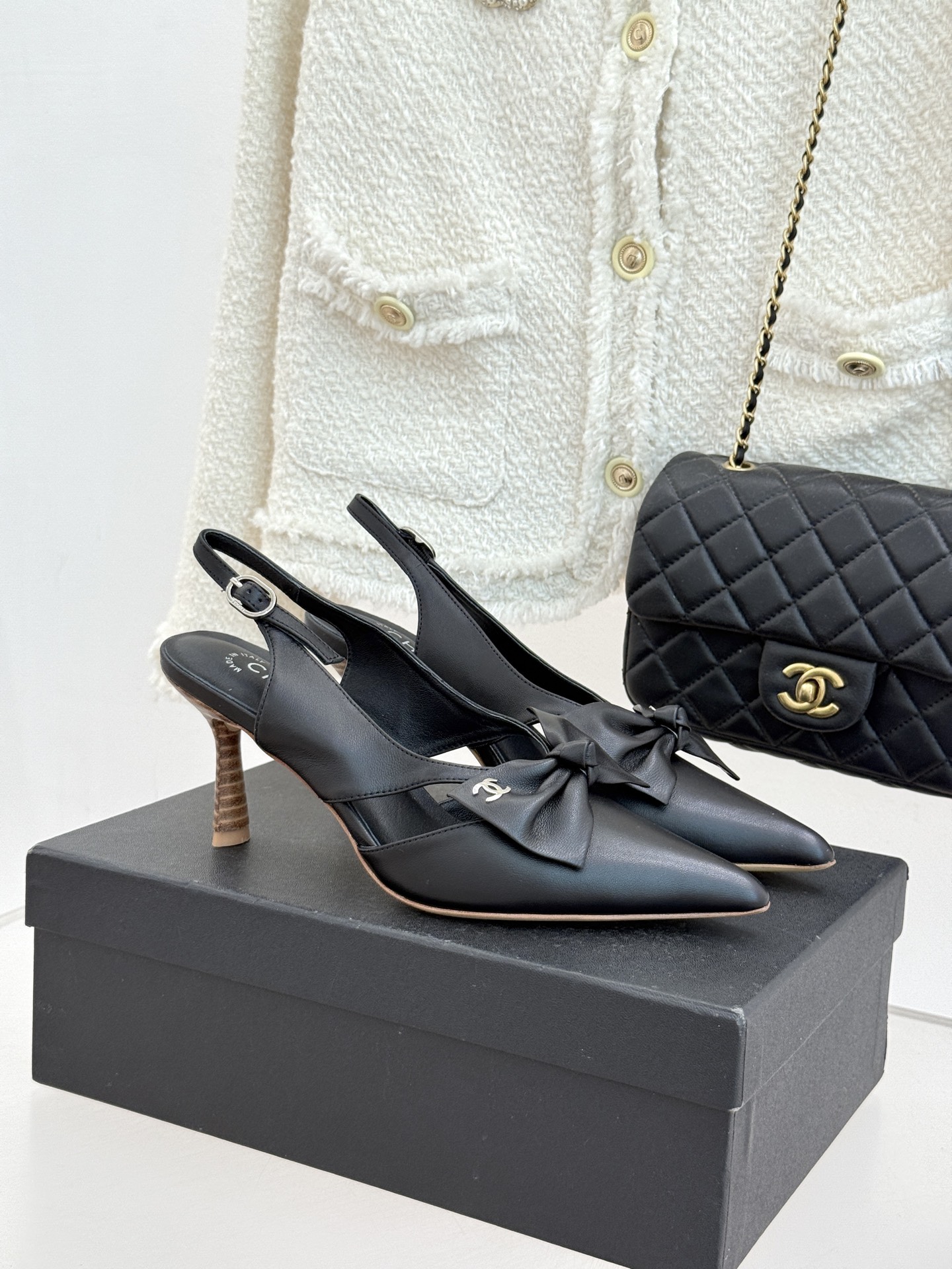 CHANE*｜小香经典中古双C蝴蝶结尖头后空高跟凉鞋这系列将经典与温柔揉进步履。细腻皮革勾勒利落鞋型标志