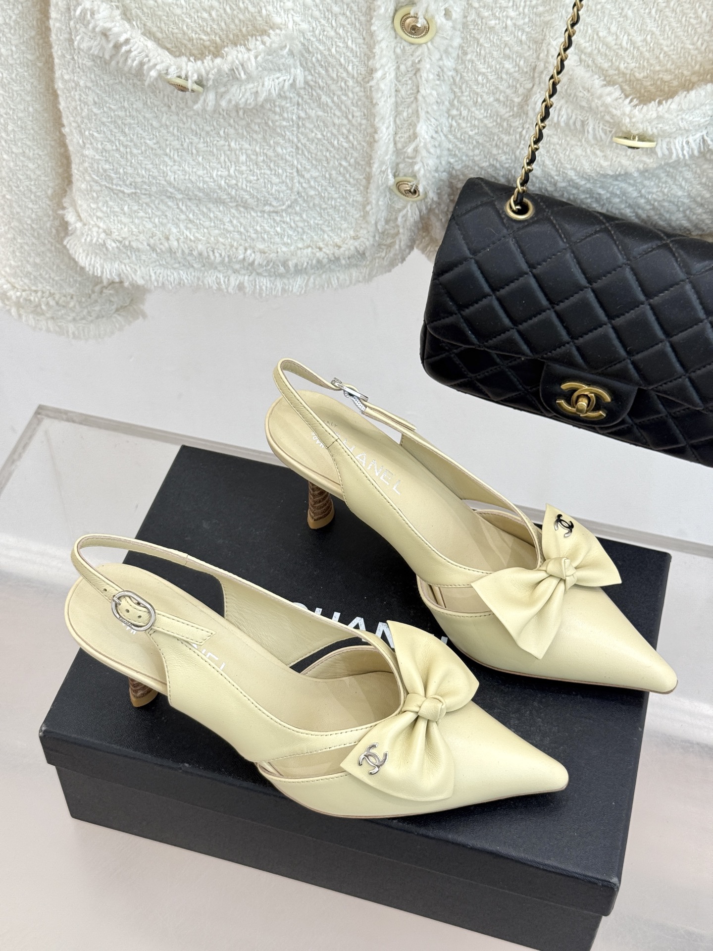CHANE*｜小香经典中古双C蝴蝶结尖头后空高跟凉鞋这系列将经典与温柔揉进步履。细腻皮革勾勒利落鞋型标志