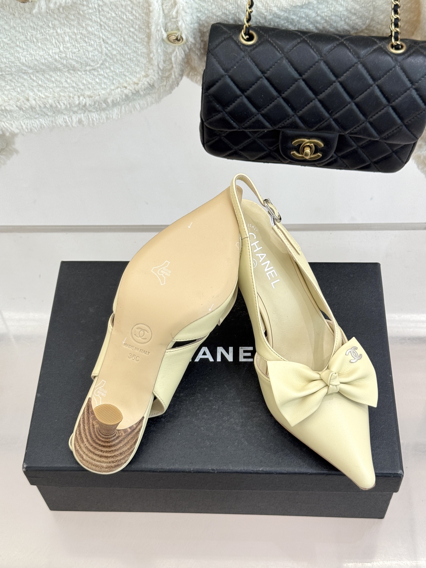 CHANE*｜小香经典中古双C蝴蝶结尖头后空高跟凉鞋这系列将经典与温柔揉进步履。细腻皮革勾勒利落鞋型标志