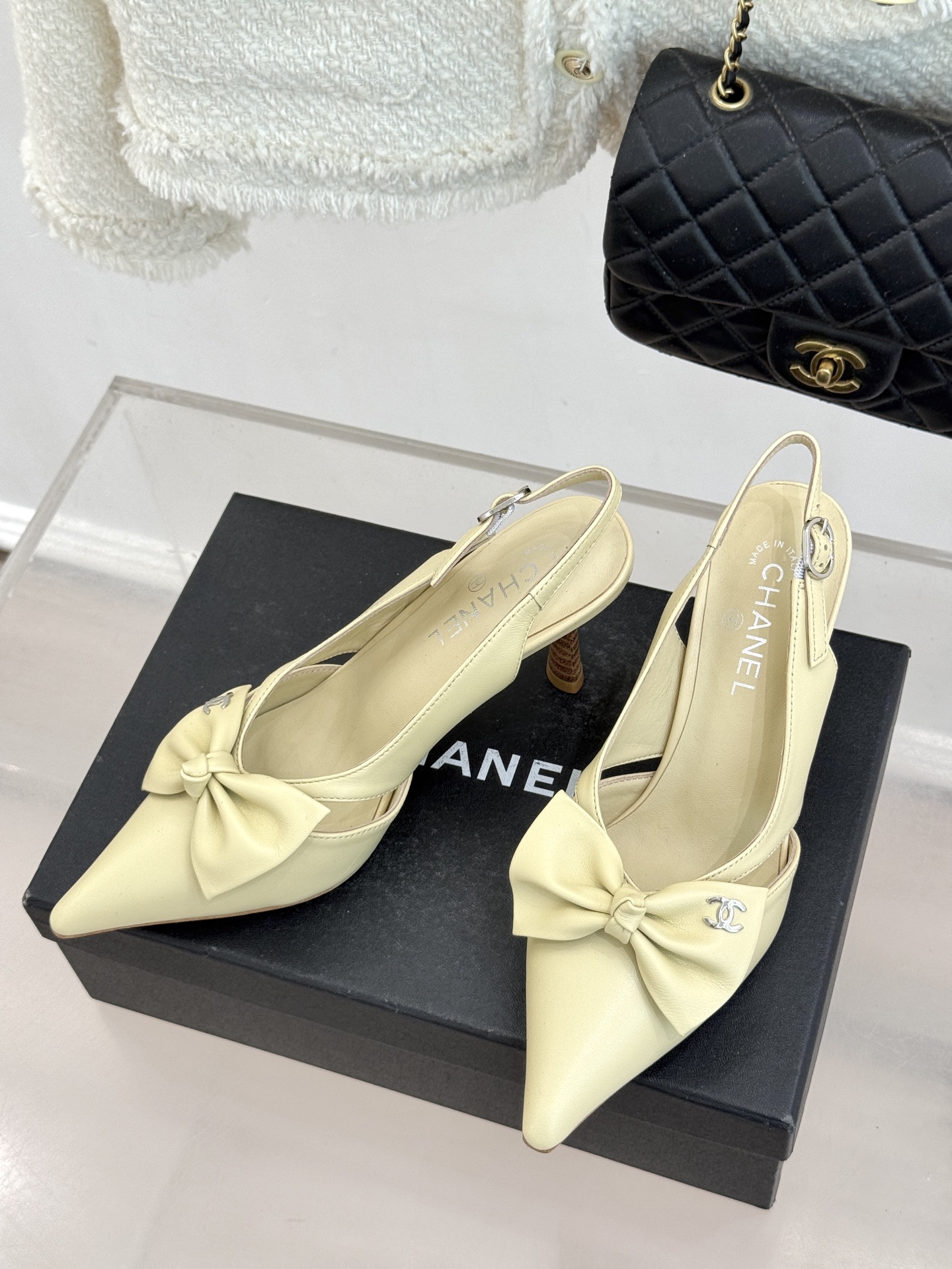 CHANE*｜小香经典中古双C蝴蝶结尖头后空高跟凉鞋这系列将经典与温柔揉进步履。细腻皮革勾勒利落鞋型标志