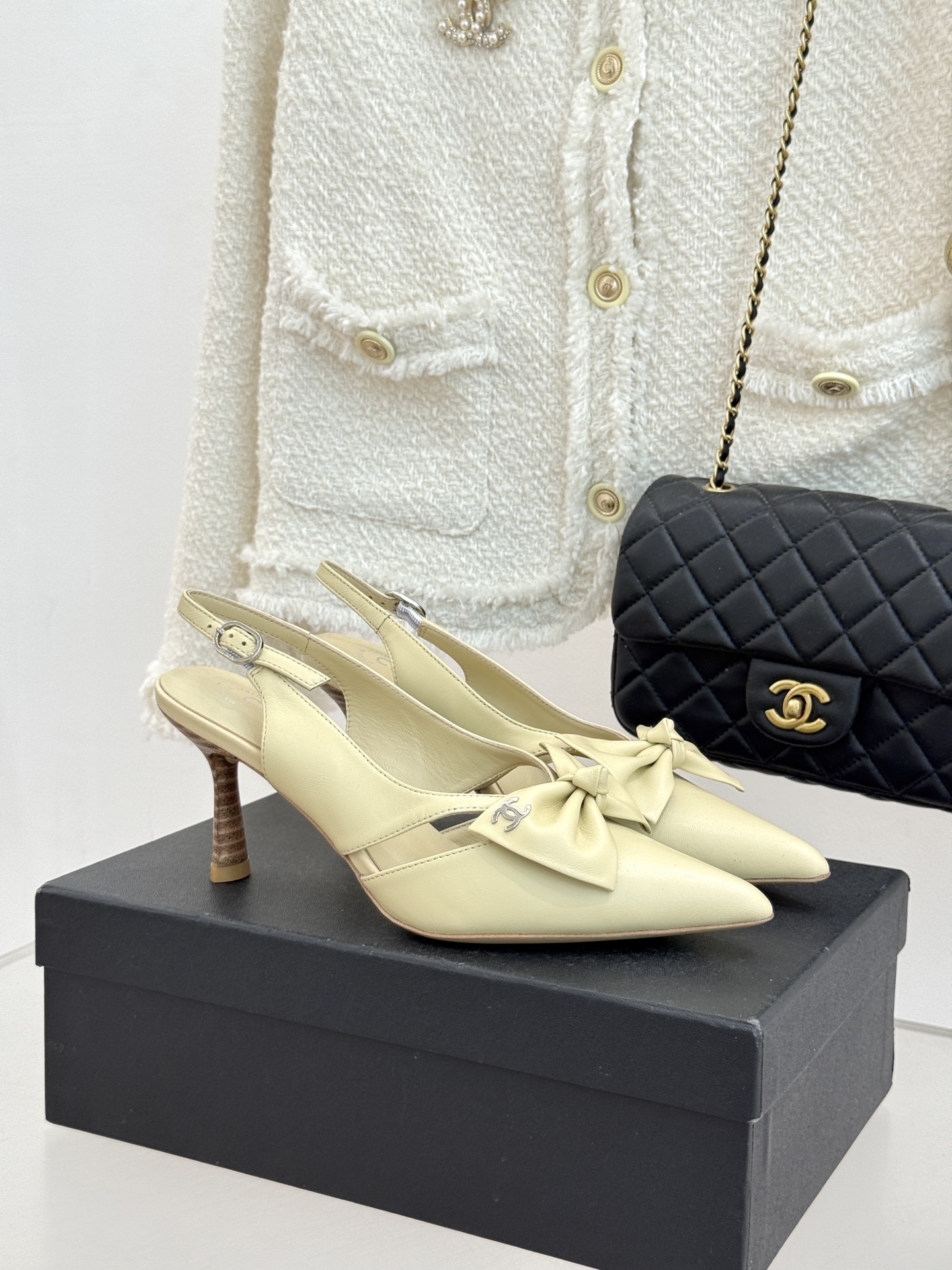 CHANE*｜小香经典中古双C蝴蝶结尖头后空高跟凉鞋这系列将经典与温柔揉进步履。细腻皮革勾勒利落鞋型标志