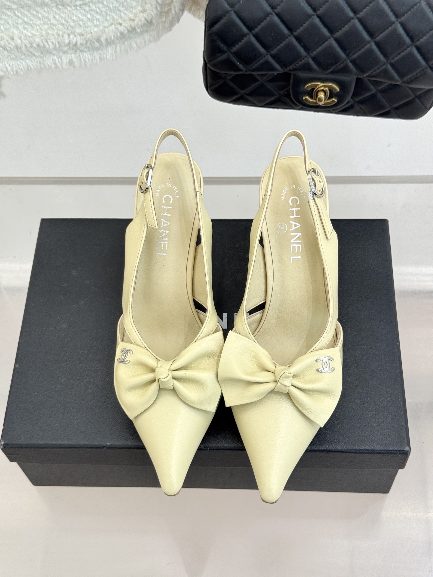 CHANE*｜小香经典中古双C蝴蝶结尖头后空高跟凉鞋这系列将经典与温柔揉进步履。细腻皮革勾勒利落鞋型标志