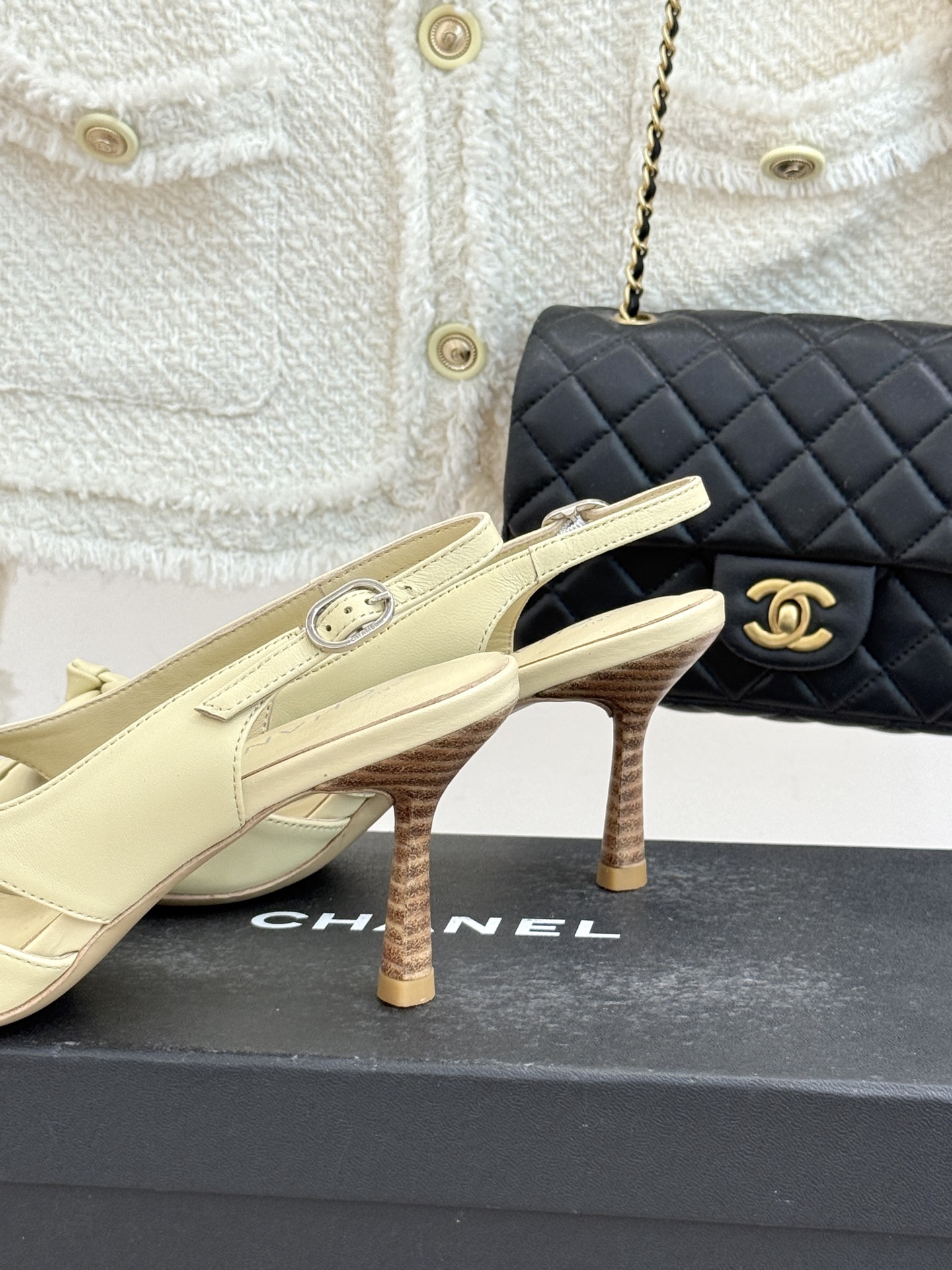 CHANE*｜小香经典中古双C蝴蝶结尖头后空高跟凉鞋这系列将经典与温柔揉进步履。细腻皮革勾勒利落鞋型标志