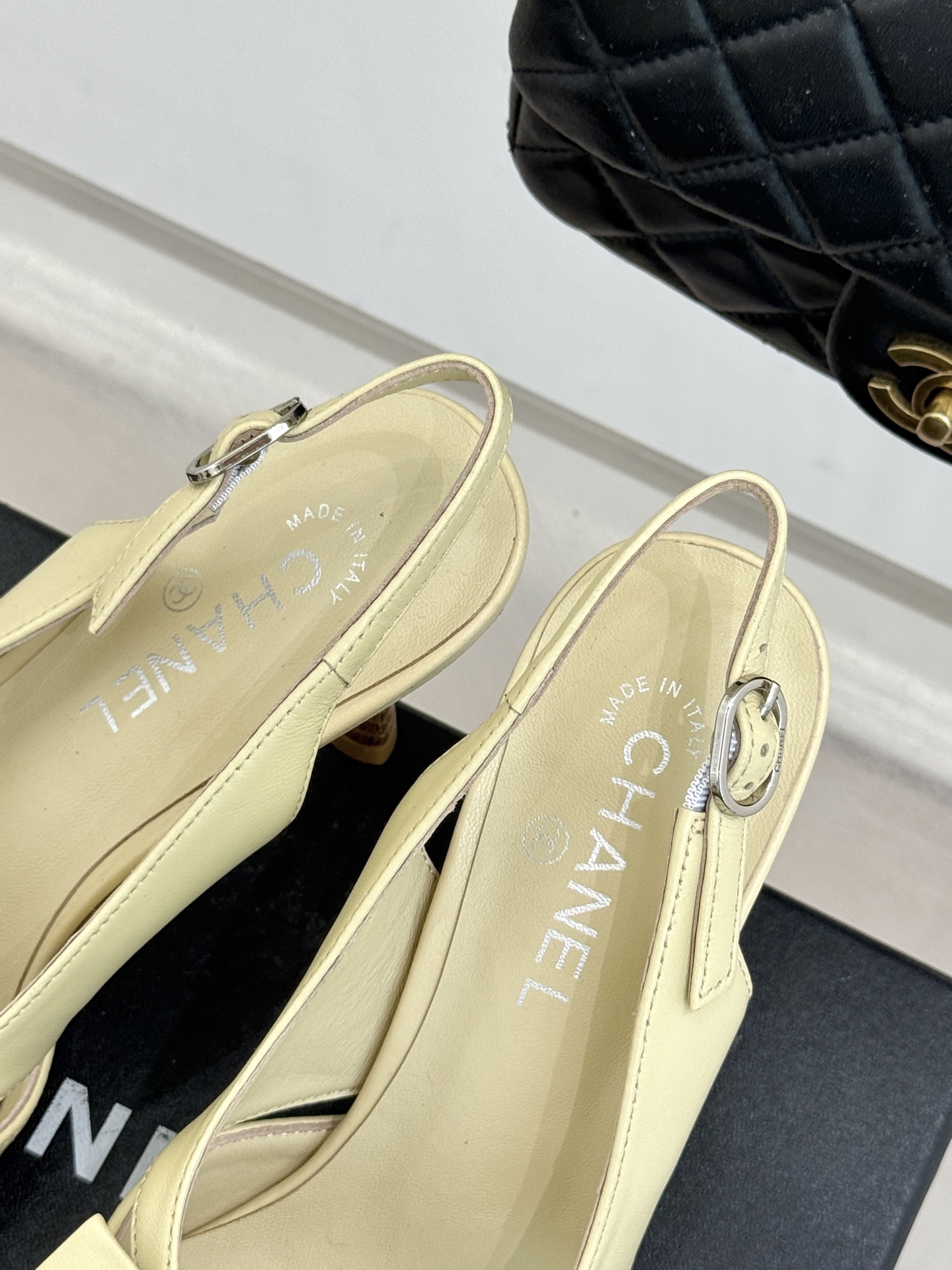 CHANE*｜小香经典中古双C蝴蝶结尖头后空高跟凉鞋这系列将经典与温柔揉进步履。细腻皮革勾勒利落鞋型标志